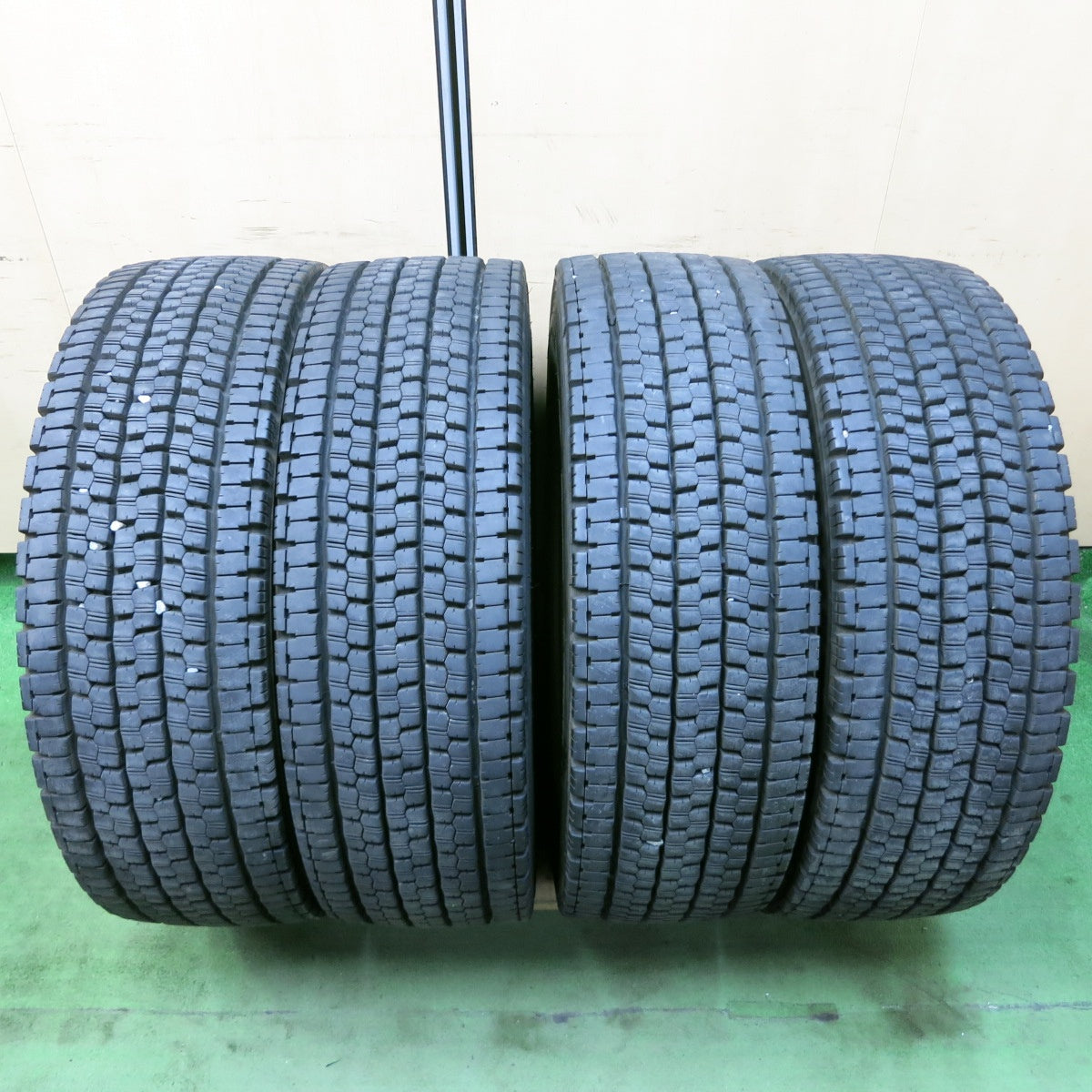 バリ溝!24年!9.5分★トラック タイヤ 245/70R19.5 136/134J スタッドレス ブリヂストン W999 19.5インチ★5053003ナスタ