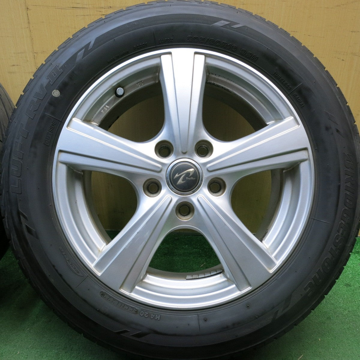 バリ溝!23年!9.5分★205/60R16 ブリヂストン LUFT RV2 Treffer トレファー 16インチ PCD114.3/5H★5092706HAノ
