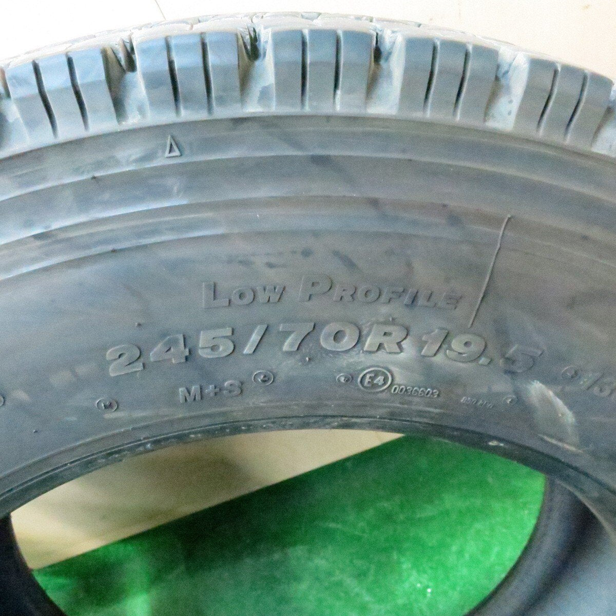 バリ溝!23年!9.5分★トラック タイヤ 245/70R19.5 136/134J スタッドレス ブリヂストン W999 19.5インチ★4050408ナス