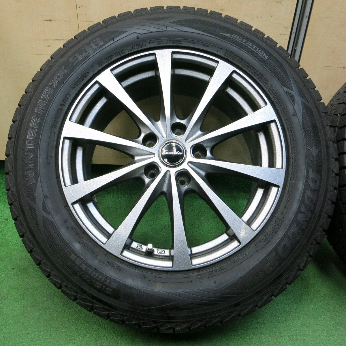 バリ溝!キレイ!9分★スタッドレス 225/65R17 ダンロップ ウインターマックス SJ8 Exceeder PCD114.3/5H★4052002イス