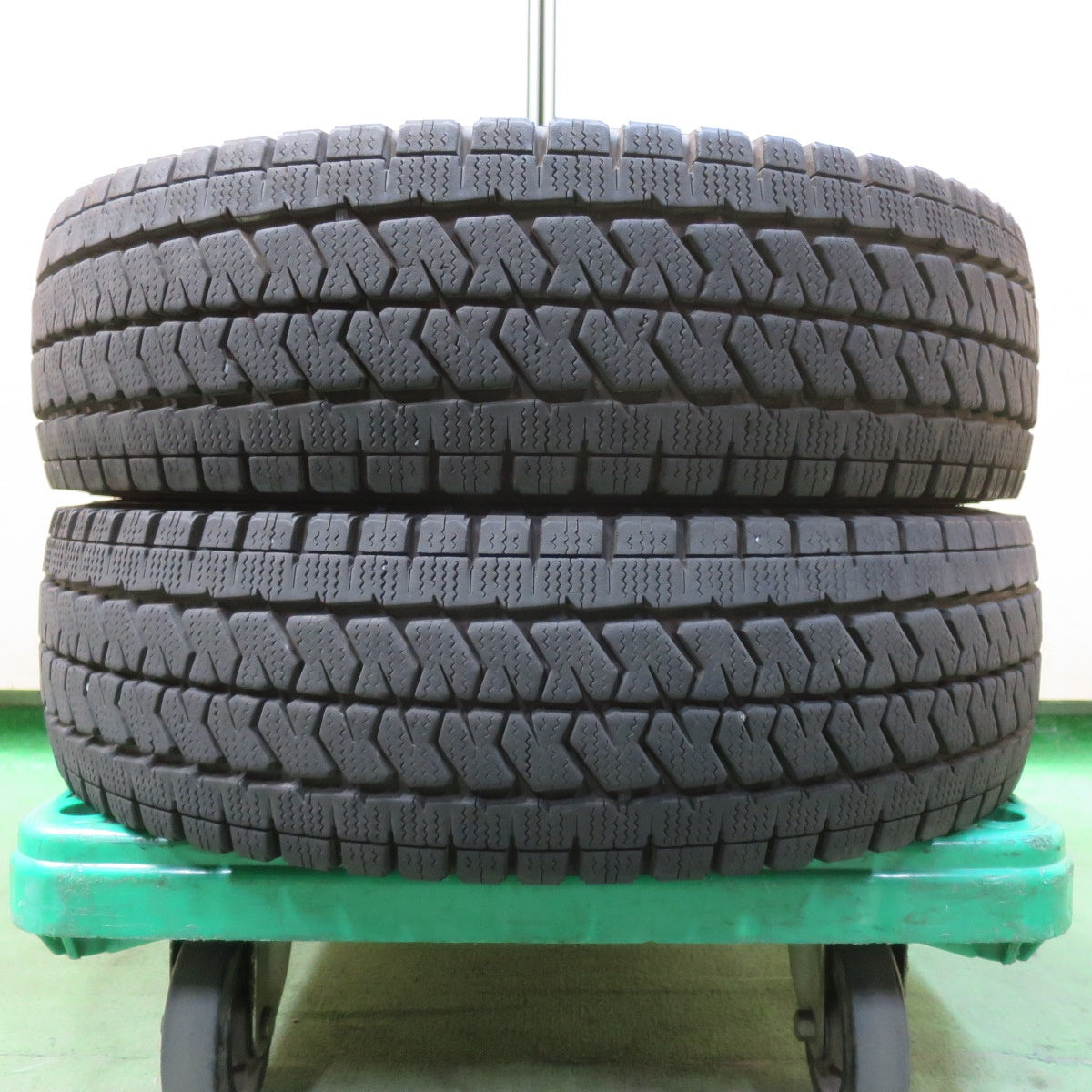 バリ溝!24年!9.5分!2本★スタッドレス 195/80R15 107/105N ブリヂストン ブリザック VL10 タイヤ 15インチ ハイエース キャラバン 等★5092205イスタ