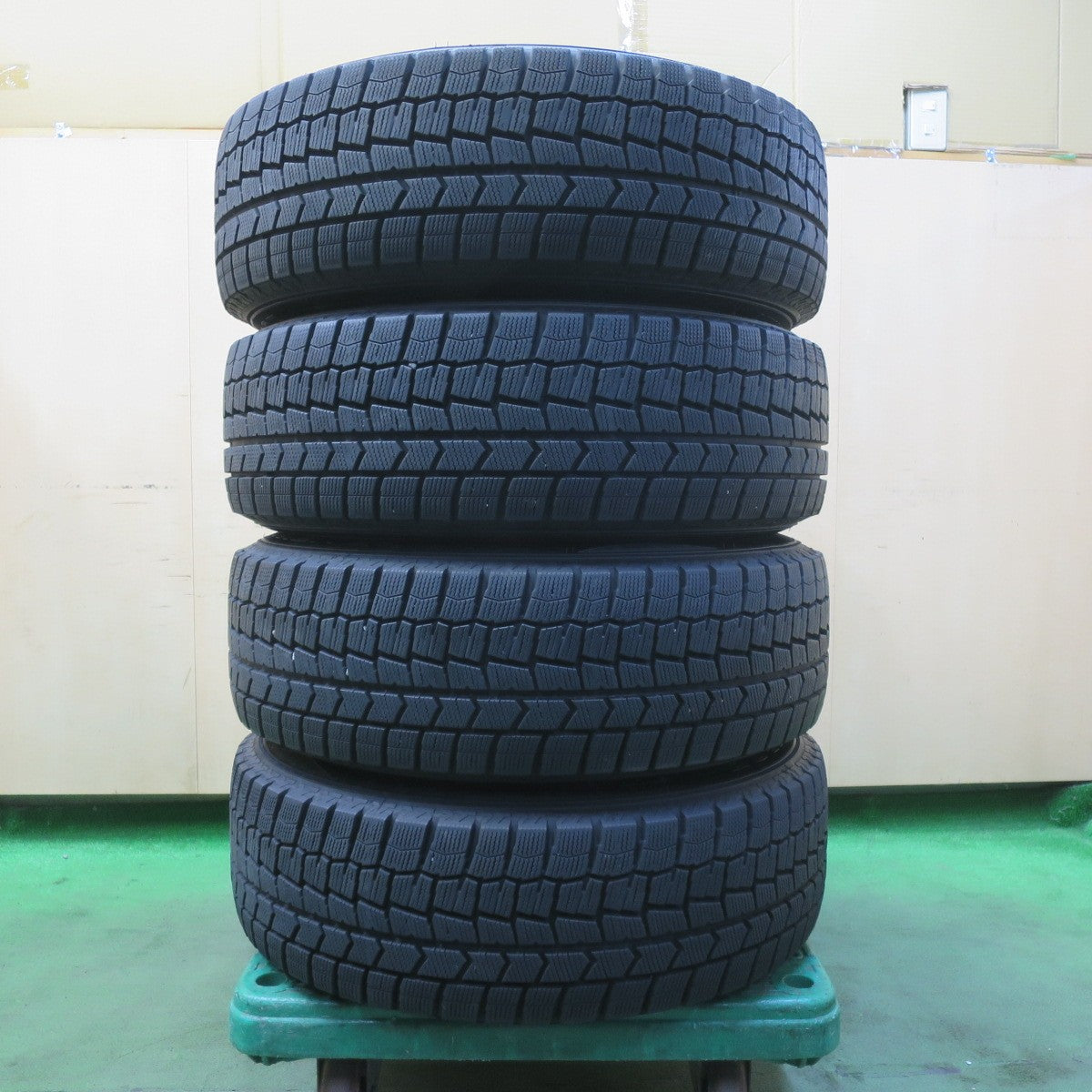 バリ溝!キレイ!9.5分★スタッドレス 205/65R16 ダンロップ ウインターマックス WM02 AIRNOVA SB10 エアノヴァ 16インチ PCD114.3/5H★5110813イス