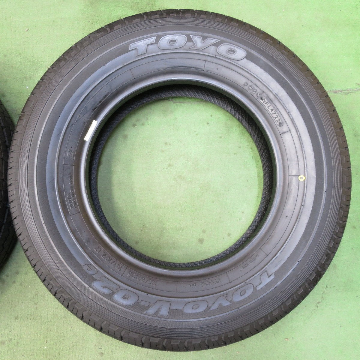 未使用!22年★195/80R15 107/105L トーヨー V-02e タイヤ 15インチ ハイエース キャラバン 等★5091108イノタ