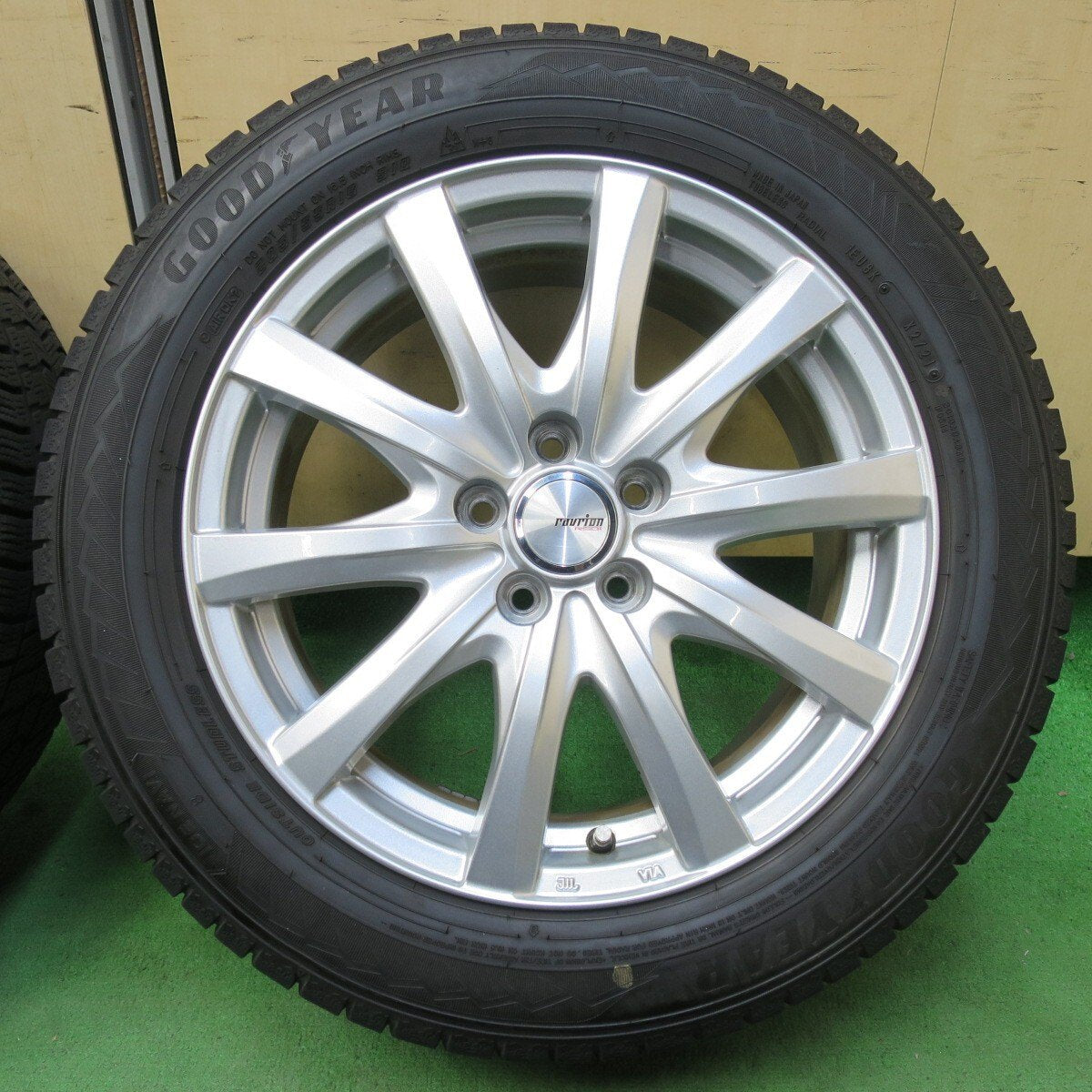 バリ溝!21年!キレイ!9分★インプレッサ 等 205/55R16 スタッドレス グッドイヤー アイスナビ8 ravrion RS01 ラブリオン 16インチ PCD100/5H★5031409イス