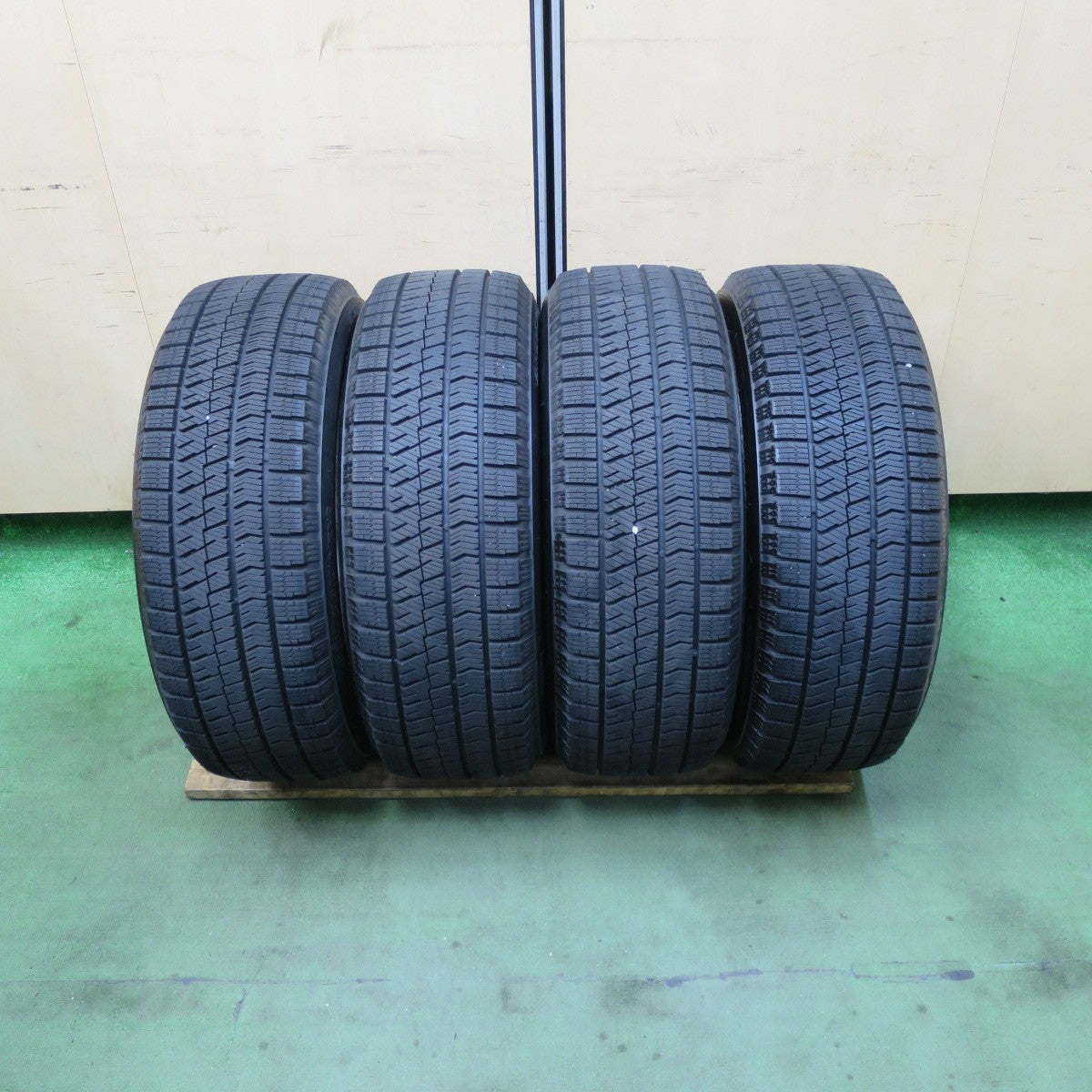 バリ溝!キレイ!9.5分★スタッドレス 215/60R16 ブリヂストン ブリザック VRX2 STRANGER ストレンジャー 16インチ PCD114.3/5H★5112801TTス