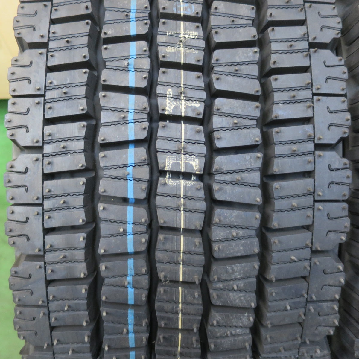 未使用!25年!2本★トラック タイヤ 245/70R19.5 136/134J スタッドレス ダンロップ デクテス SP081 DECTES 19.5インチ★6031107イスタ
