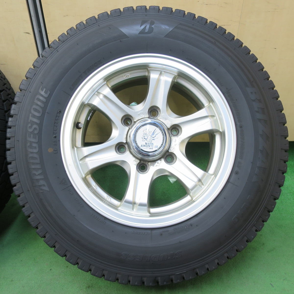バリ溝!22年!9.5分★スタッドレス 195/80R15 107/105N ブリヂストン ブリザック VL10 WEDS ADVENTURE 15インチ PCD139.7/6H★5051203イス