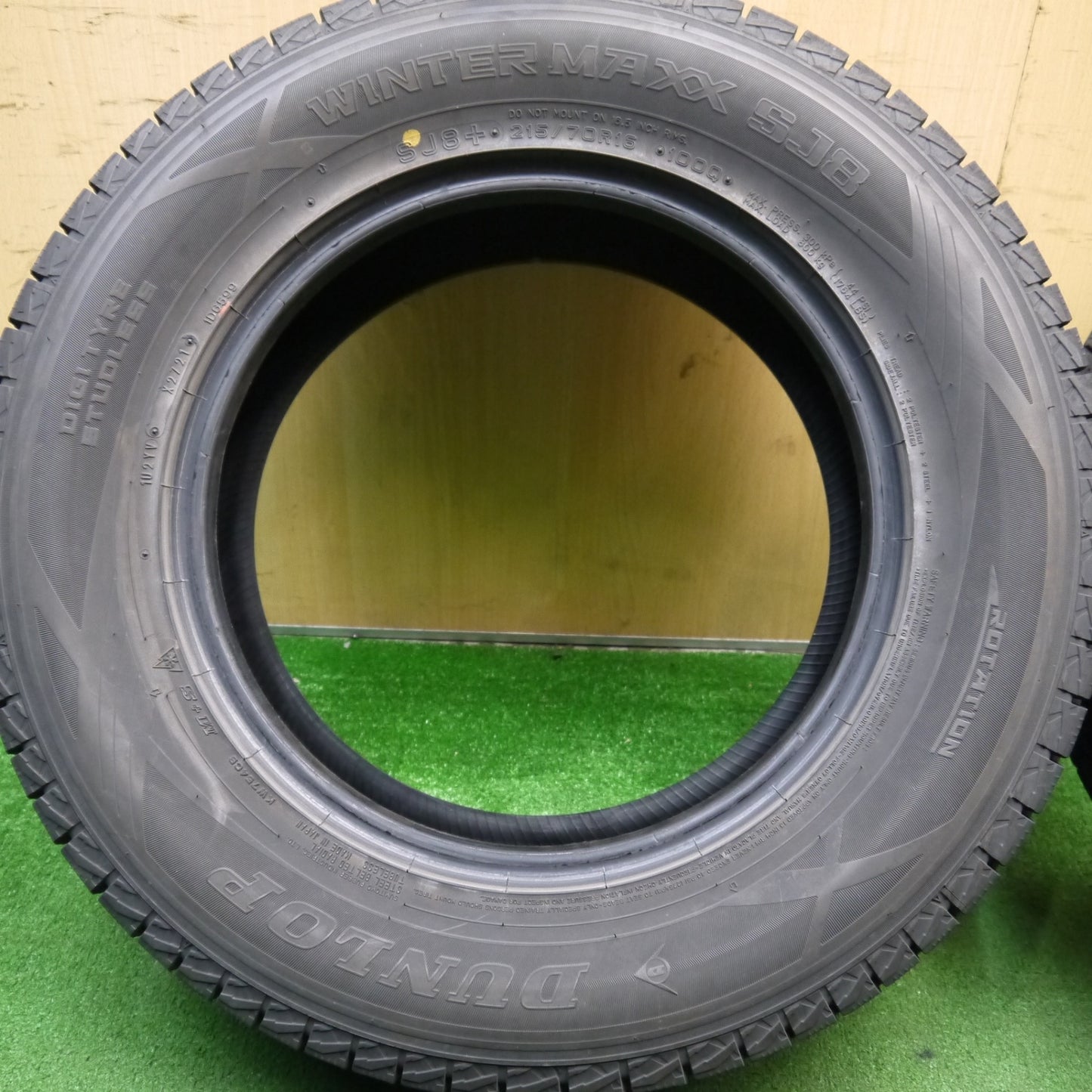 バリ溝!21年!9分★スタッドレス 215/70R16 ダンロップ ウインターマックス SJ8 SJ8+ タイヤ 16インチ アウトランダー デリカ D:5 等★5051208Hスタ