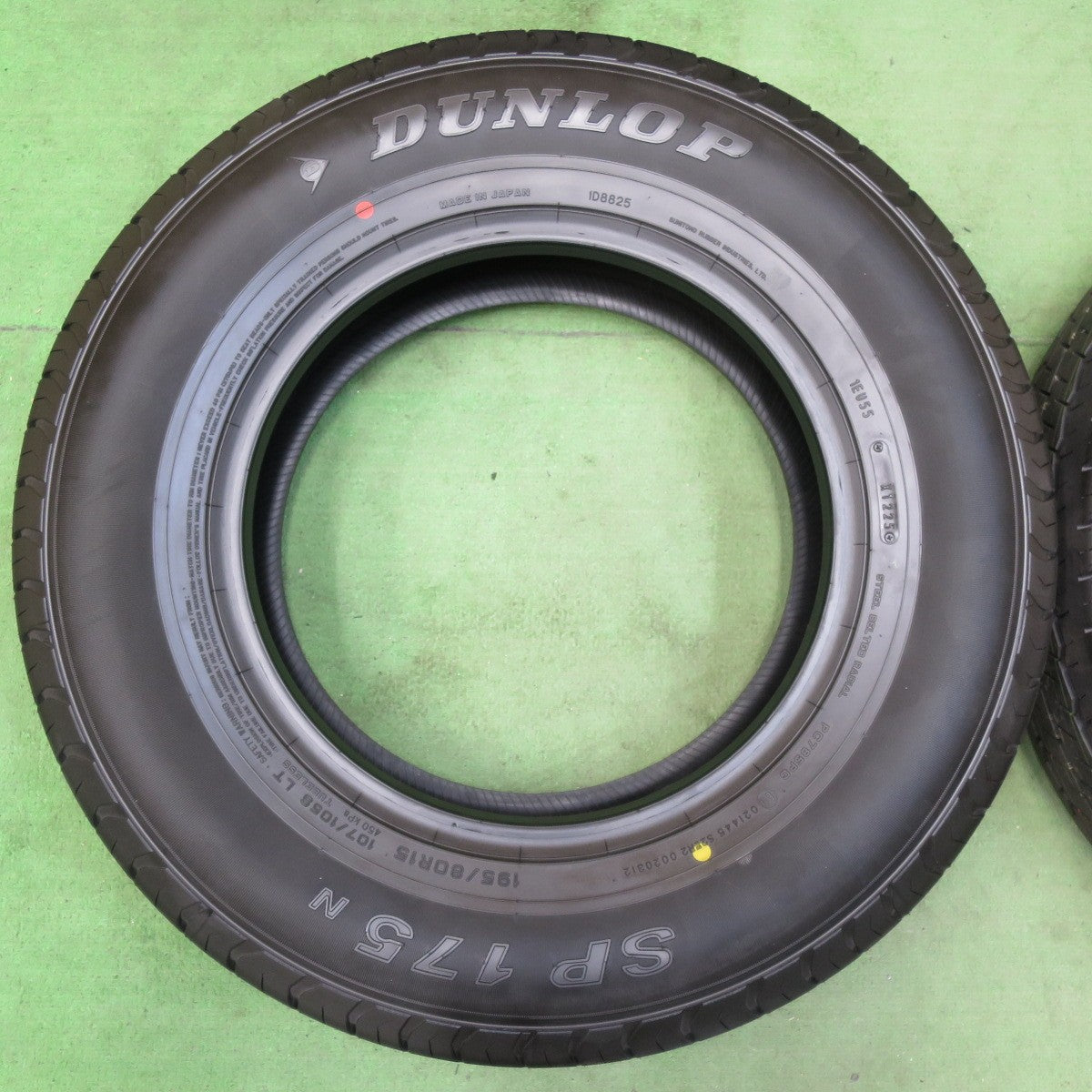 新車外し!25年★195/80R15 107/105S ダンロップ SP175N タイヤ 15インチ ハイエース キャラバン 等★5042904イノタ
