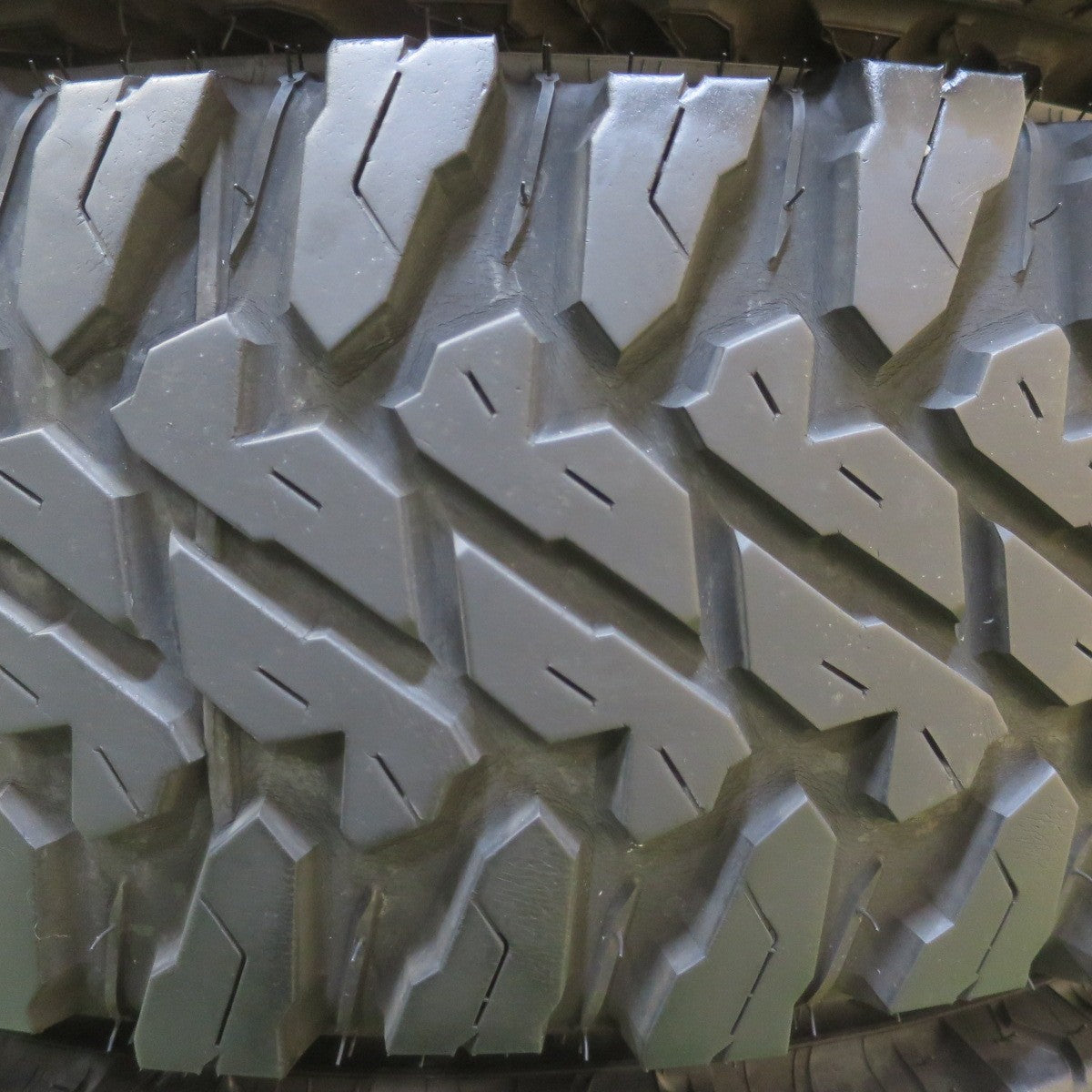 バリ溝!23年!8.5分★225/70R16 ヨコハマ ジオランダー M/T G003 タイヤ 16インチ ジムニー シエラ デリカ D:5 RAV4 等★6062603イノタ