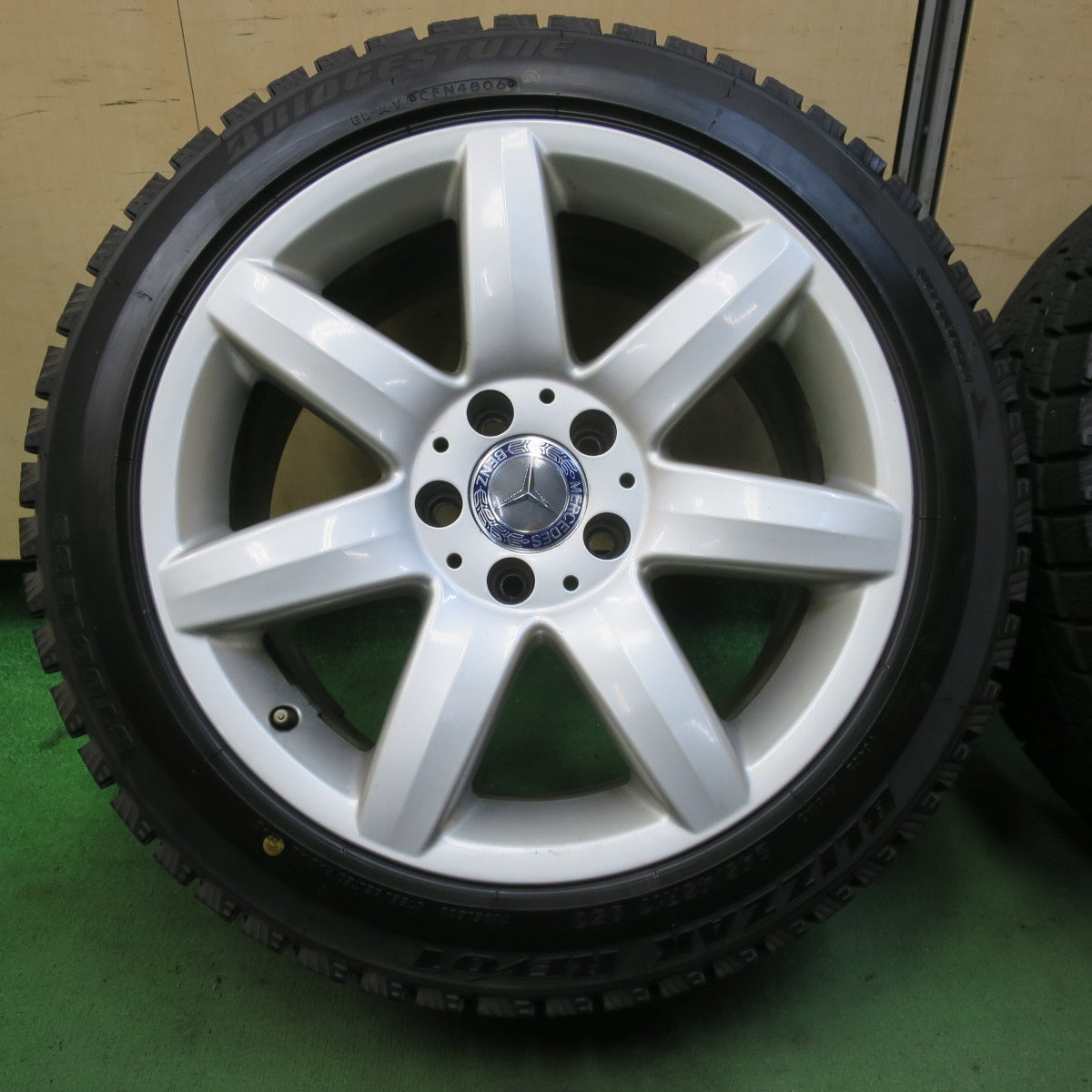 バリ溝!9.5分★ベンツ SLクラス R230 純正 245/45R17 スタッドレス ブリヂストン ブリザック REVO1 17インチ PCD112/5H★5100203イス