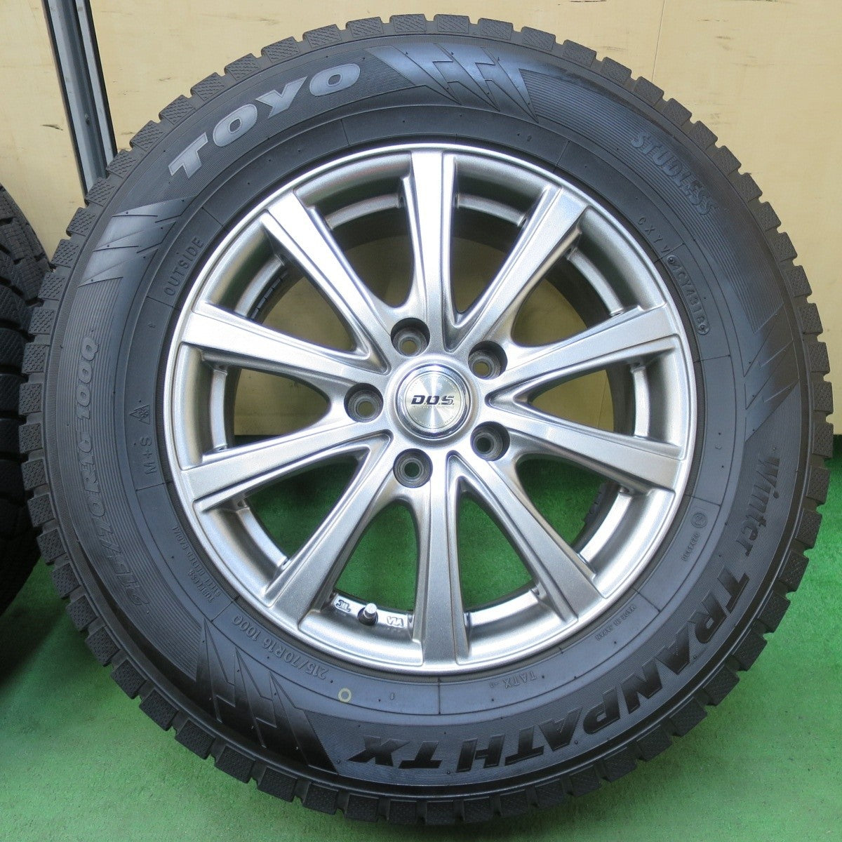 バリ溝!キレイ!9.5分★スタッドレス 215/70R16 トーヨー ウインター トランパス TX D.O.S. DOS 16インチ PCD114.3/5H★5031701イス
