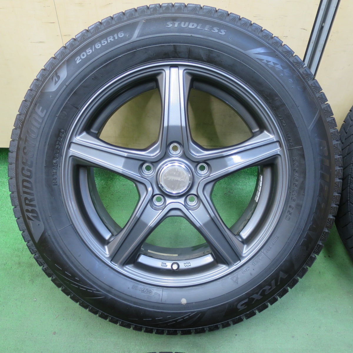 バリ溝!22年!キレイ!9.5分★スタッドレス 205/65R16 ブリヂストン ブリザック VRX3 TOPRUN トップラン 16インチ PCD114.3/5H★5092503TTス