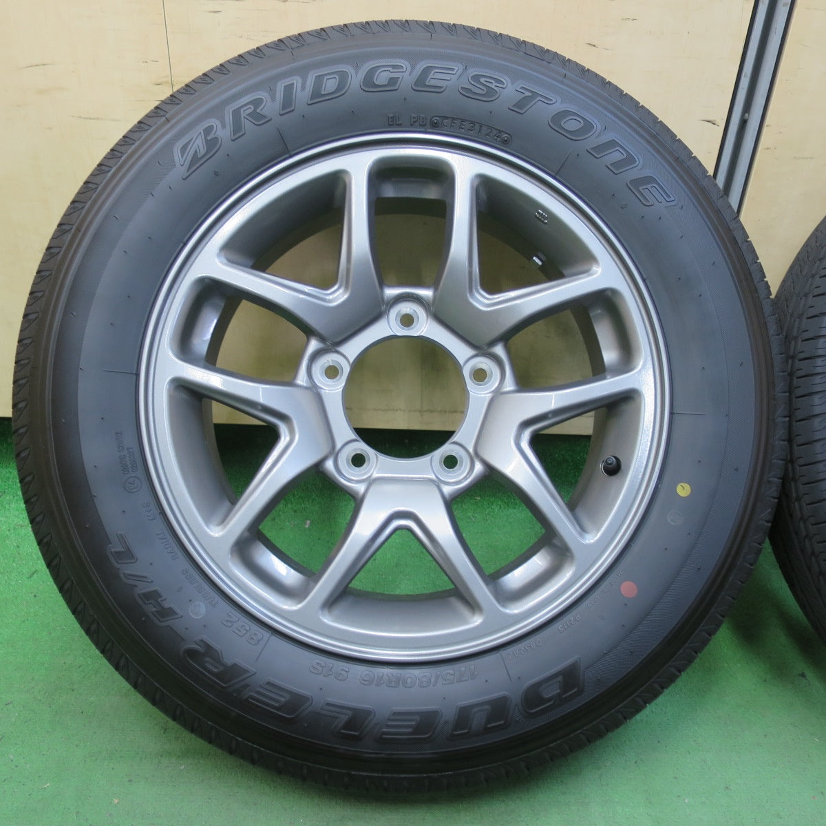 新車外し!24年★スズキ JB64W ジムニー 純正 175/80R16 ブリヂストン デューラー H/L 852 DUELER 16インチ PCD139.7/5H★5052612イノ