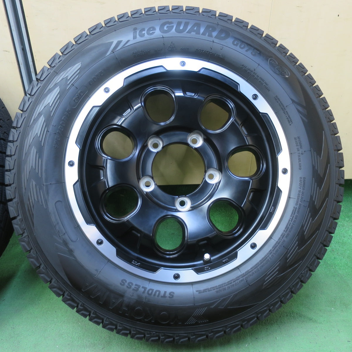 バリ溝!23年!キレイ!9.5分以上★ROCK KELLY CALDERA 175/80R16 スタッドレス ヨコハマ アイスガード G075 ロックケリー カルデラ 16インチ PCD139.7/5H★5092302イス