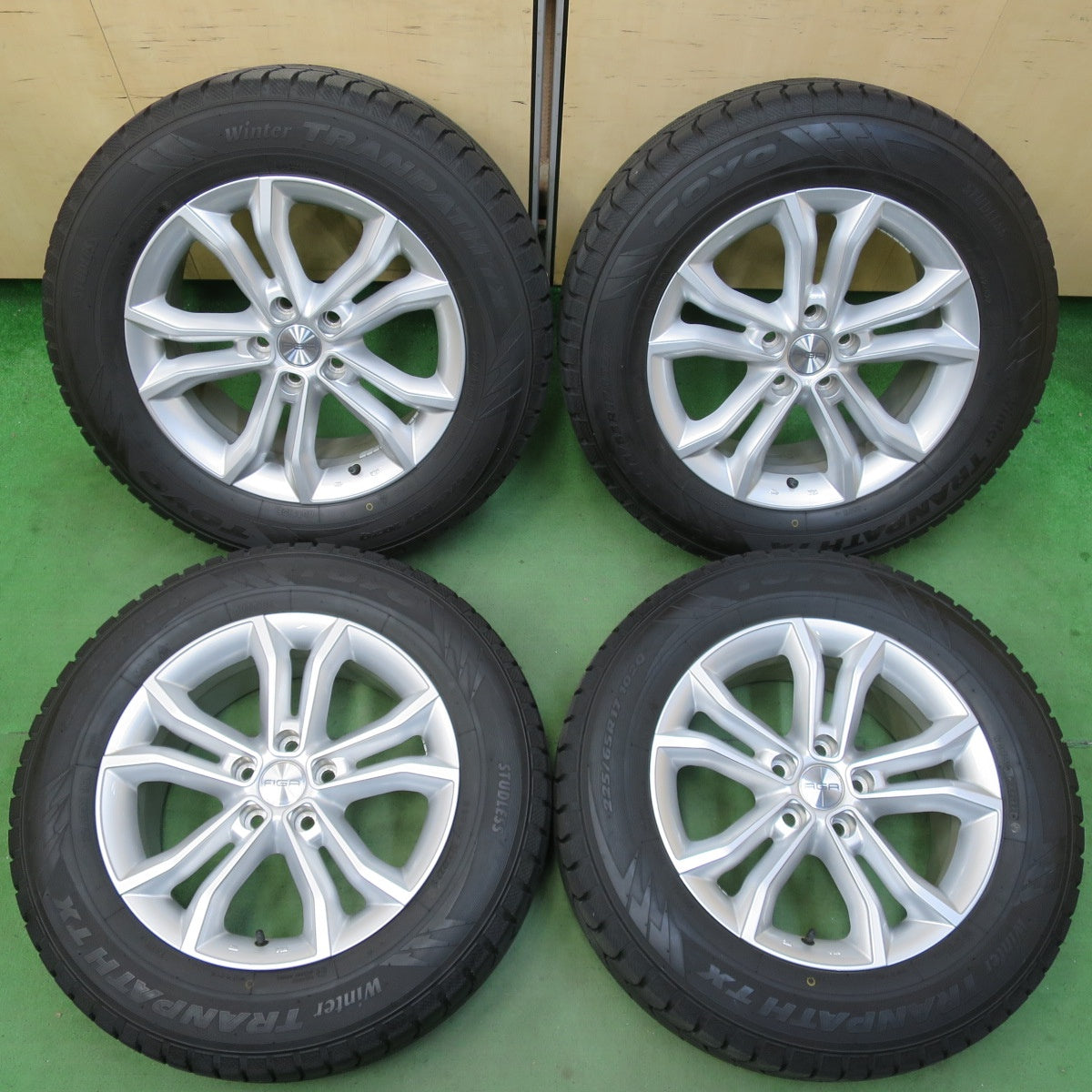 バリ溝!22年!キレイ!9.5分★レクサス NX 等 AGA 225/65R17 スタッドレス トーヨー ウインター トランパス TX 17インチ PCD114.3/5H★5042401イス