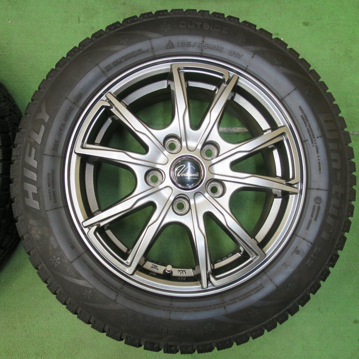 バリ溝!21年!キレイ!9.5分以上★スタッドレス 195/65R15 ハイフライ Win-turi 212 Verthandi ヴェルサンディ ヴェルザンディ 15インチ PCD114.3/5H★5021418イス