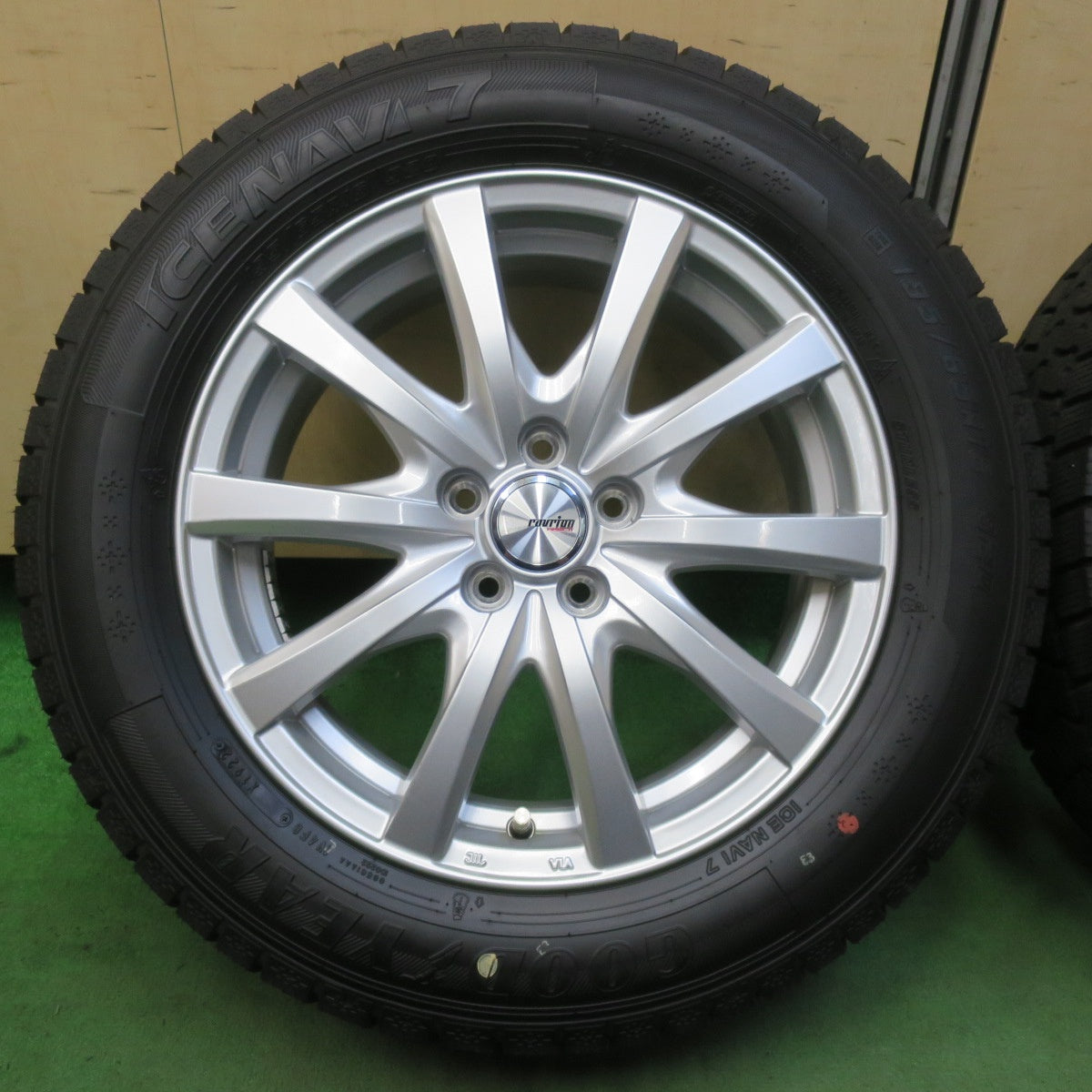 超バリ溝!22年!キレイ!ほぼ10分★ライズ ロッキー 等 195/65R16 スタッドレス グッドイヤー アイスナビ7 ravrion RS01 ラブリオン 16インチ PCD100/5H★5090904イス