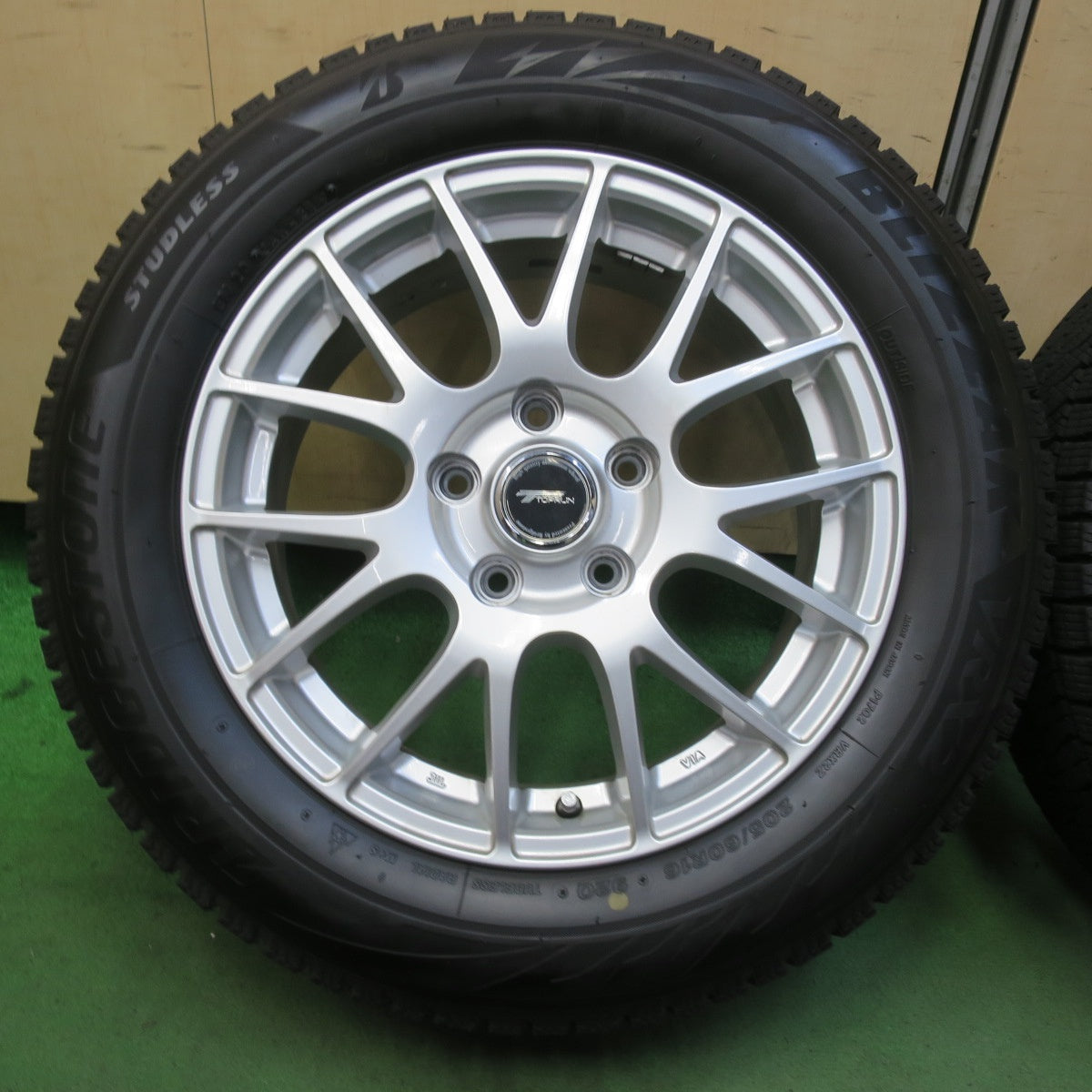 バリ溝!キレイ!9.5分★スタッドレス 205/60R16 ブリヂストン ブリザック VRX2 TOPRUN トップラン 16インチ PCD114.3/5H★5092309イス