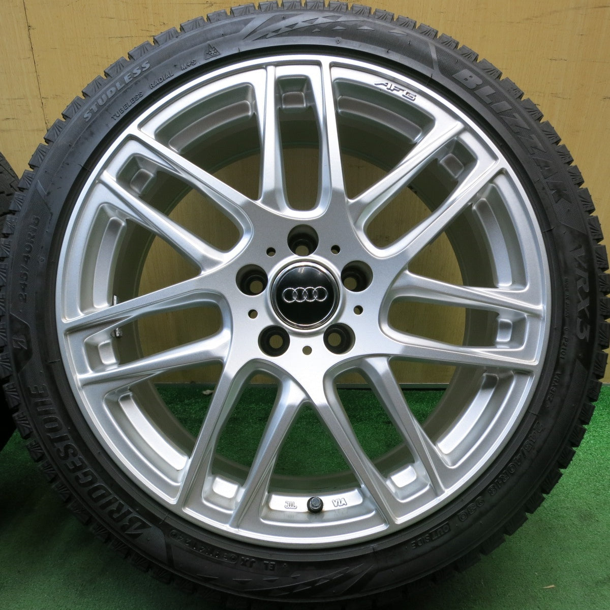 バリ溝!24年!キレイ!9.5分★アウディ 等 EURO AFG 245/40R18 スタッドレス ブリヂストン ブリザック VRX3 ユーロ 18インチ PCD112/5H★5092003HAス