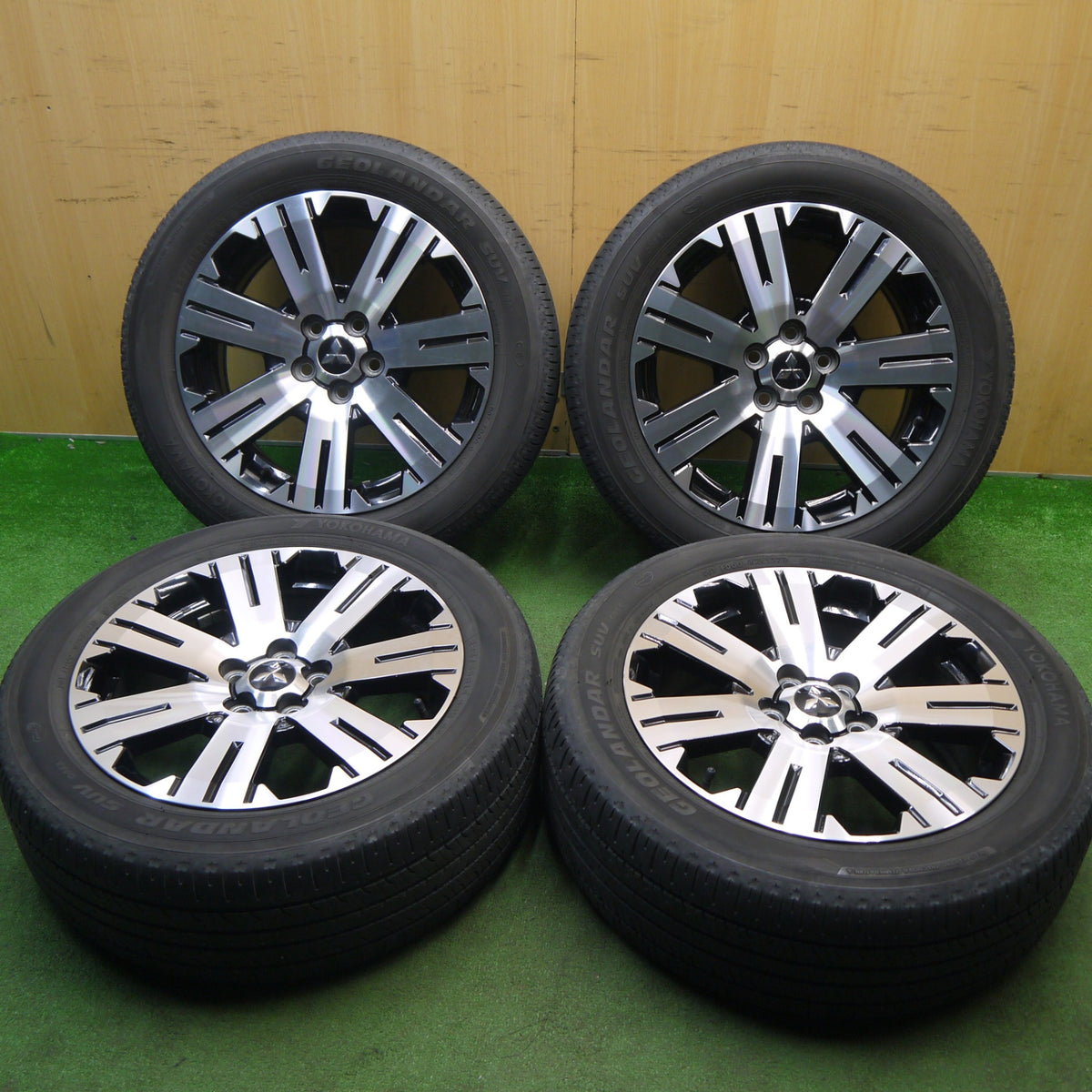 キレイ★三菱 デリカ D:5 純正 225/55R18 ヨコハマ ジオランダー SUV G055 G055E 18インチ D5 PCD114.3/5H★6031001Hノ
