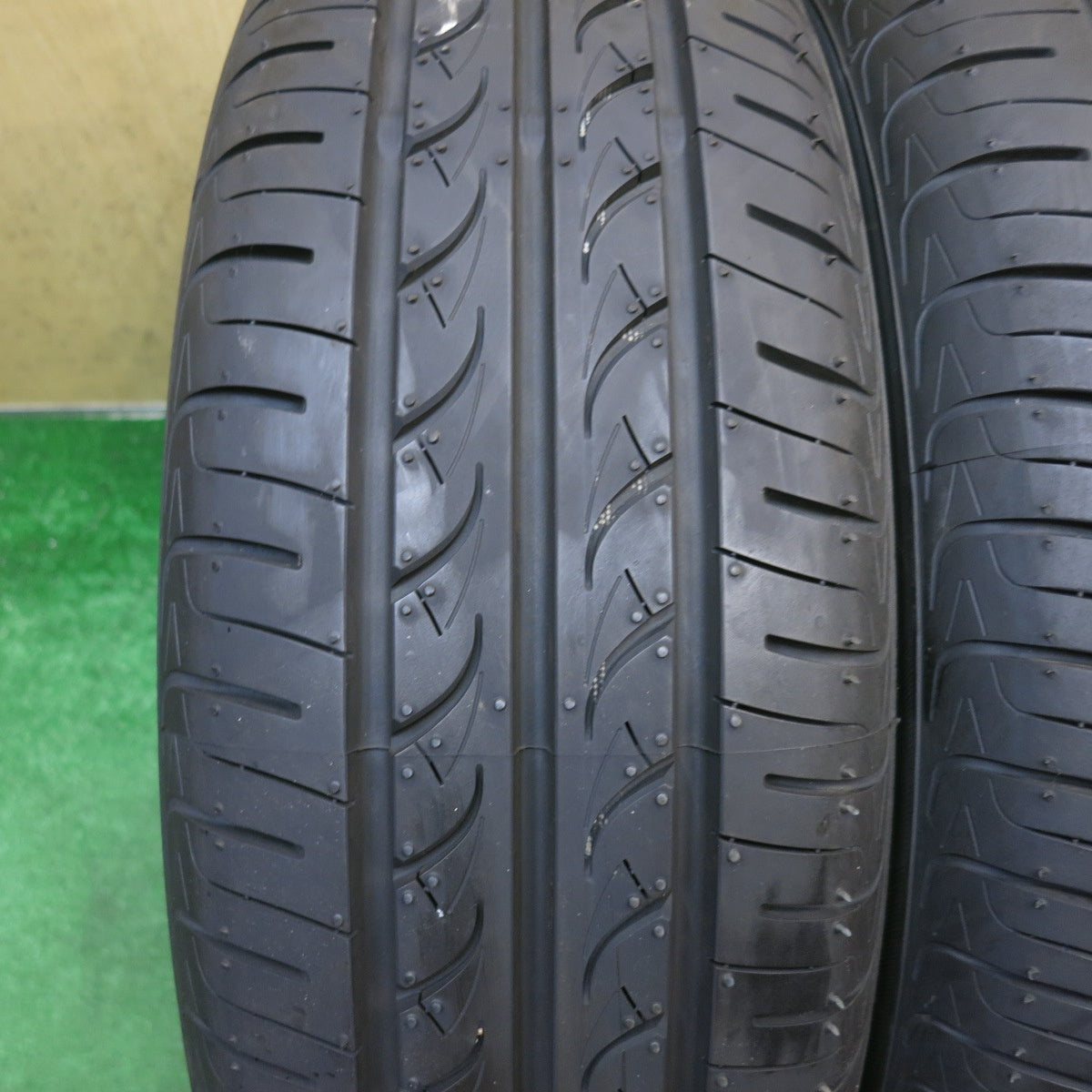 バリ溝!25年!ほぼ10分◎175/70R14 ヨコハマ ブルーアース AE01F タイヤ 14インチ アクア カローラ シエンタ ヤリス ヴィッツ フィット シャトル 等◎6092307KKノタ