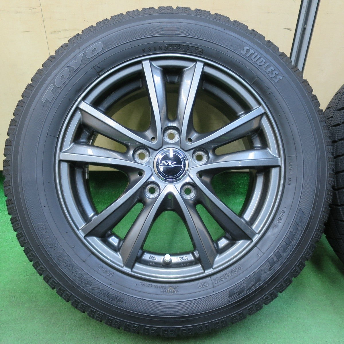 バリ溝!キレイ!9.5分★スタッドレス 195/65R15 トーヨー ガリット G5 NIRVANA NV ニルバーナ ニルヴァーナ 15インチ PCD114.3/5H★4113001イス