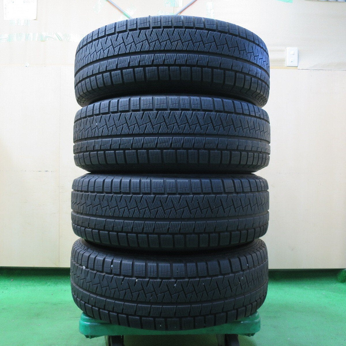 バリ溝!キレイ!8.5分★スタッドレス 225/65R17 ピレリ アイスアシンメトリコ プラス LAUFBAHN PCD114.3/5H★4070502イス