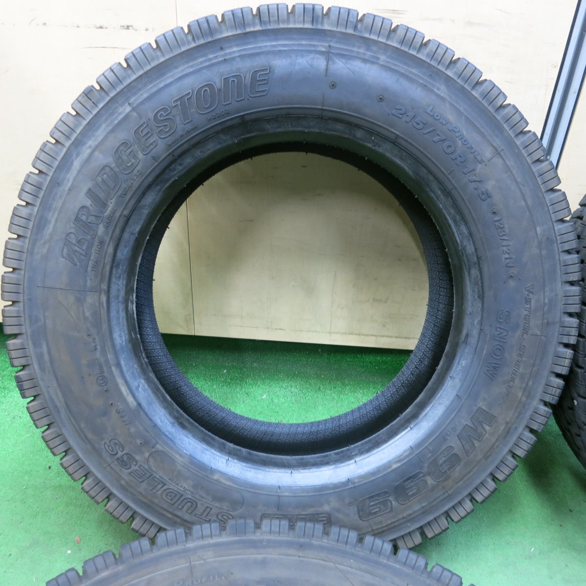 バリ溝!24年!9.5分★トラック タイヤ 215/70R17.5 123/121J スタッドレス ブリヂストン W999 17.5インチ★5070410SYスタ