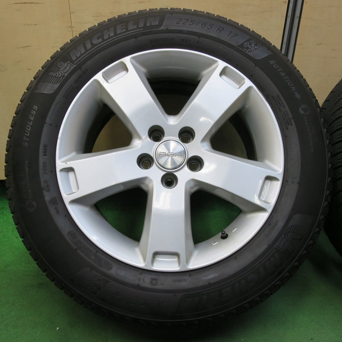 4本価格★ランドローバー 等 AGA ESSE2 225/65R17 スタッドレス ミシュラン X-ICE3+ 17インチ エッセ2 PCD108/5H★5010306イス
