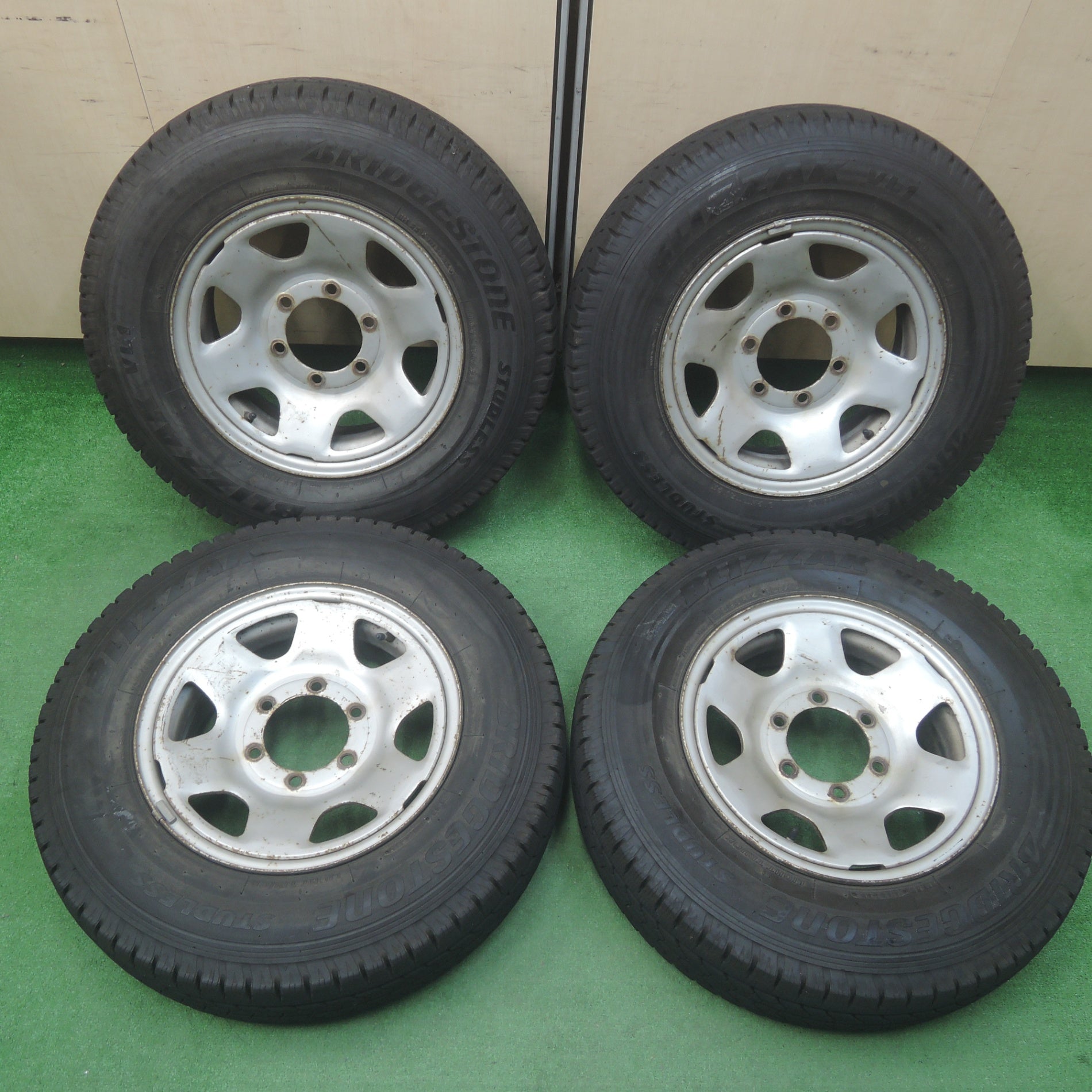 送料無料*バリ溝！9.5分☆トヨタ ハイエース 純正 スチール 195/80R15