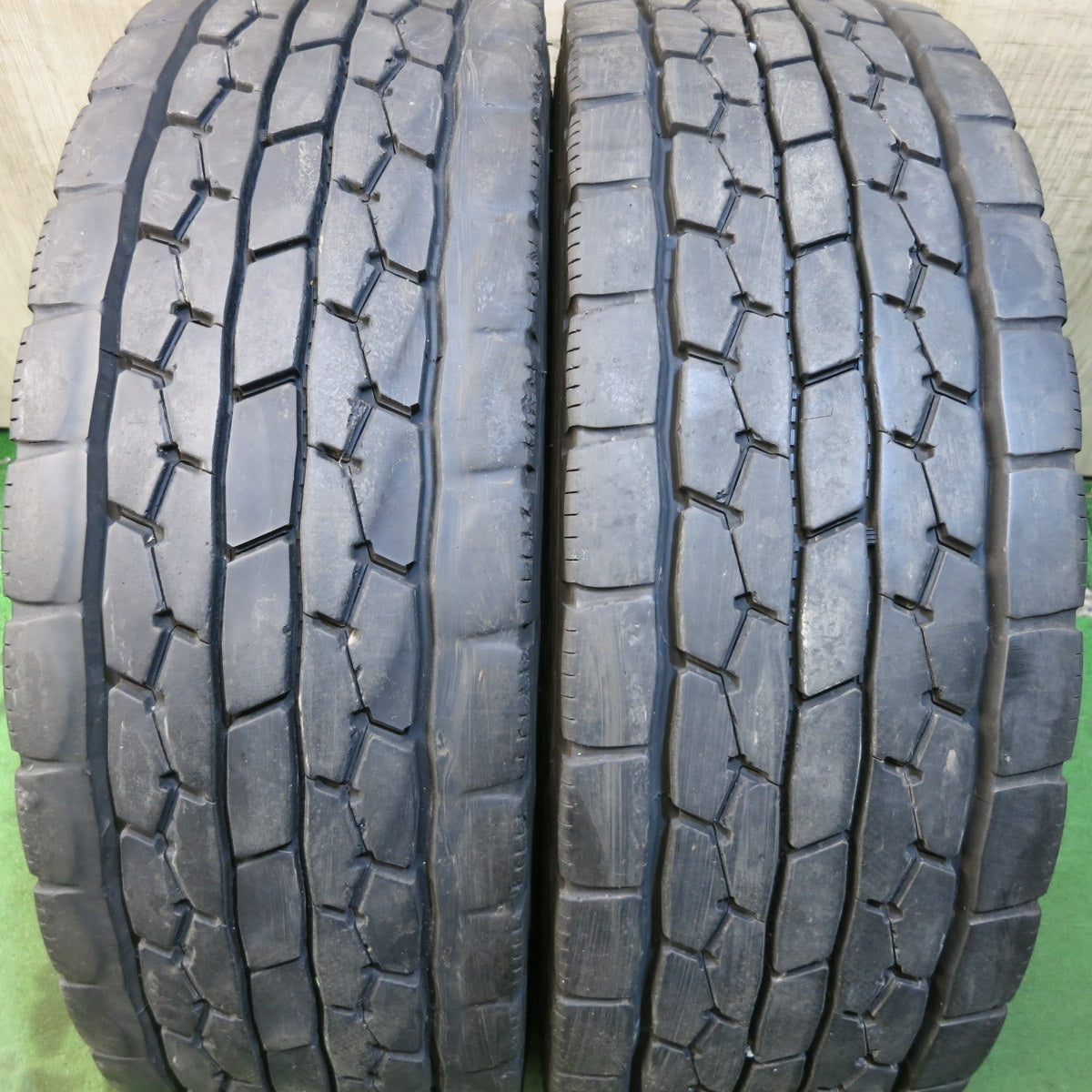 札幌発 引取OK DUNLOP SP688 245/70R19.5 19.5インチ トラックタイヤ 夏タイヤ ミックス 2本 23年製 バリ溝 地山 大型 低床　(STT080) 札幌発 引取OK DUNLOP SP688 245/70R19.5 19.5インチ トラックタイヤ