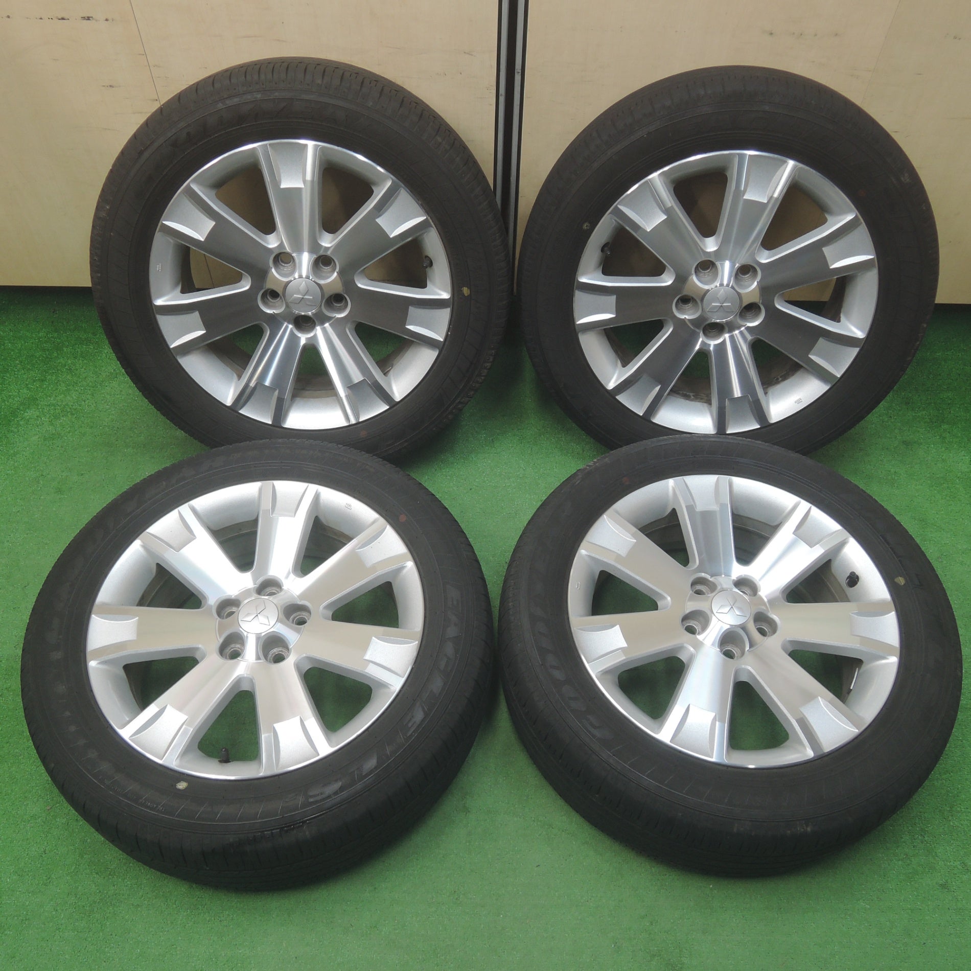 ミツビシ純正☆225/55R18☆デリカ、D5、アウトランダーなどに
