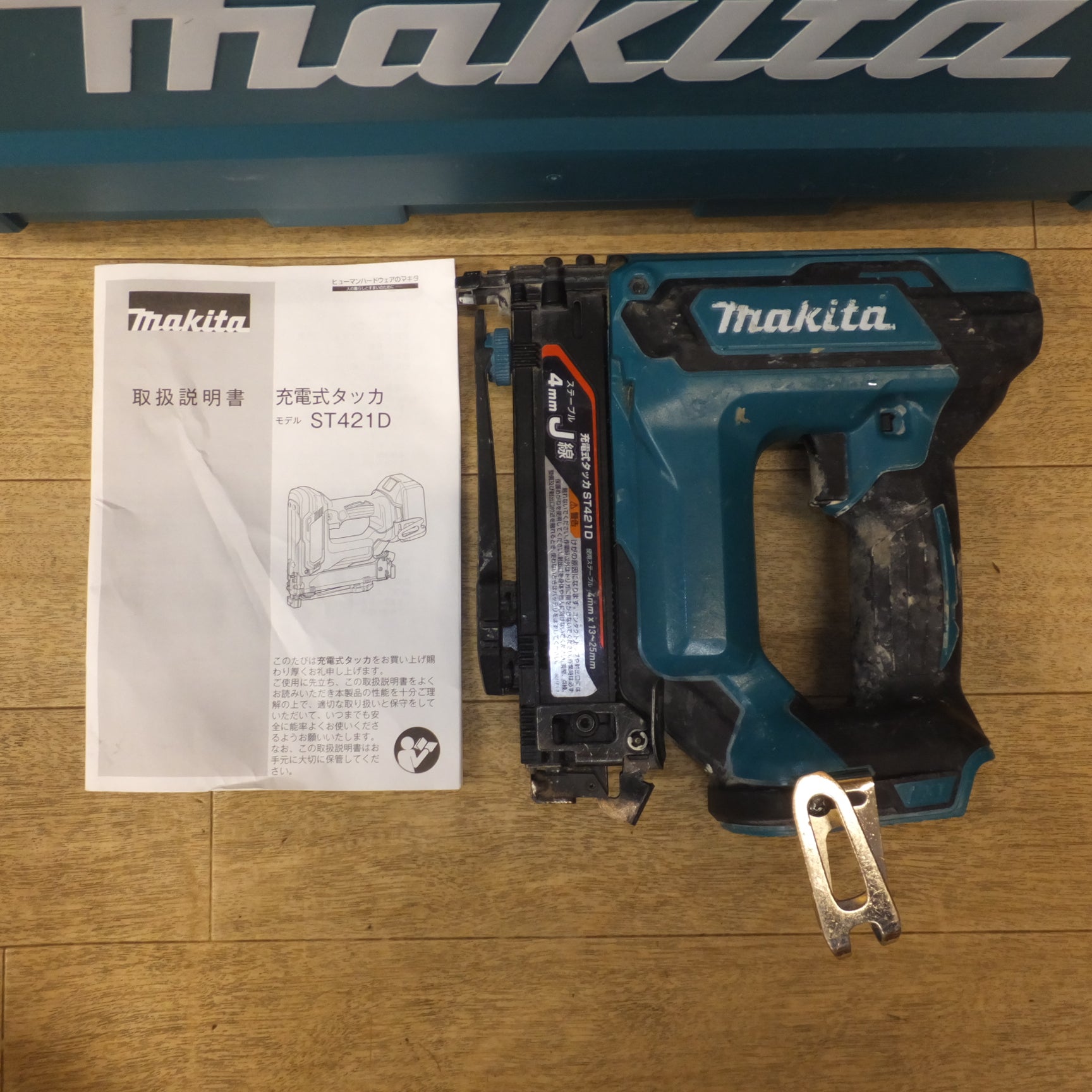 送料無料]ジャンク☆マキタ makita 充電式タッカ ST421DZK 18V 