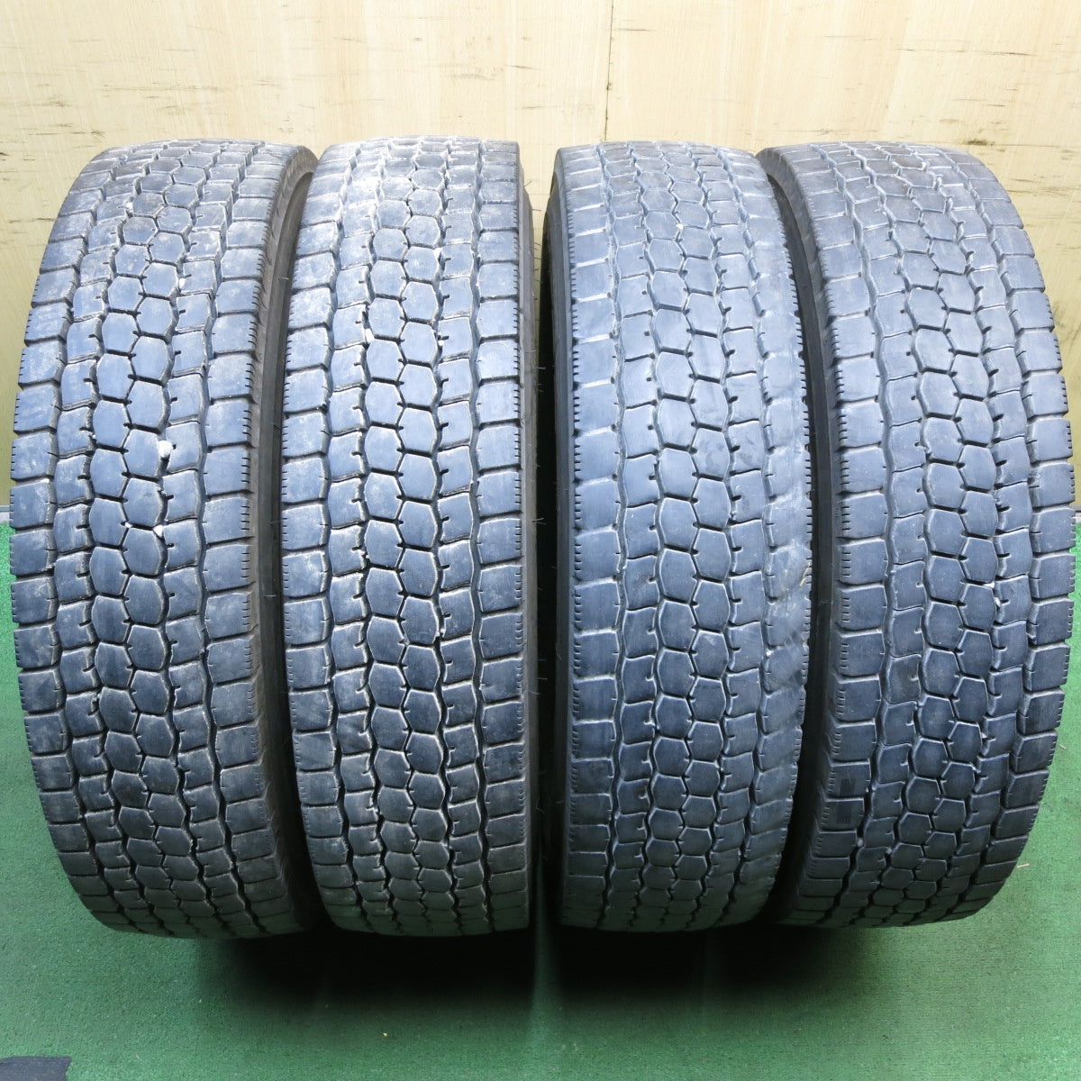 送料無料* バリ溝！23年！9.5分☆トラック タイヤ 225/80R17.5 123