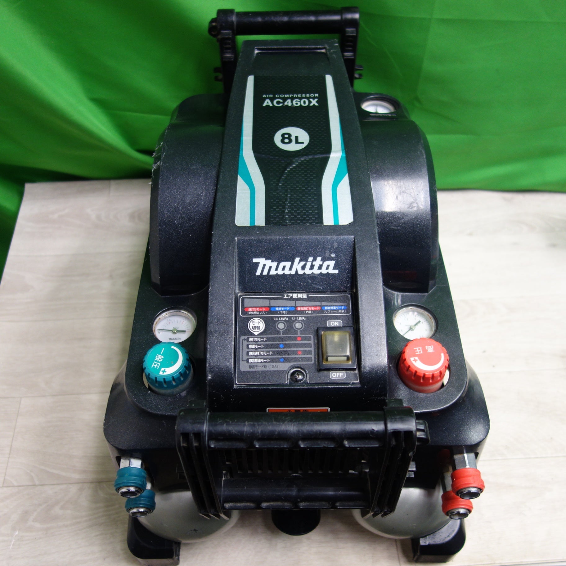 画像はマキタ 8Lエアコンプレッサ AC460X