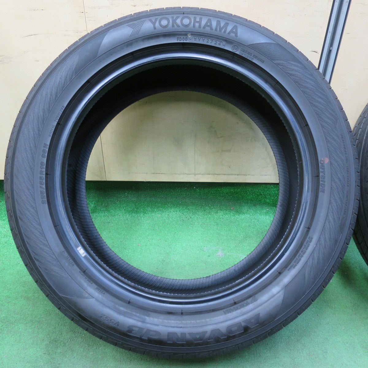 [送料無料] バリ溝！24年！ ほぼ新車外し★225/55R18 ヨコハマ アドバン dB V552 タイヤ 18インチ エルグランド デリカD:5 エクストレイル等★4120910イノタ