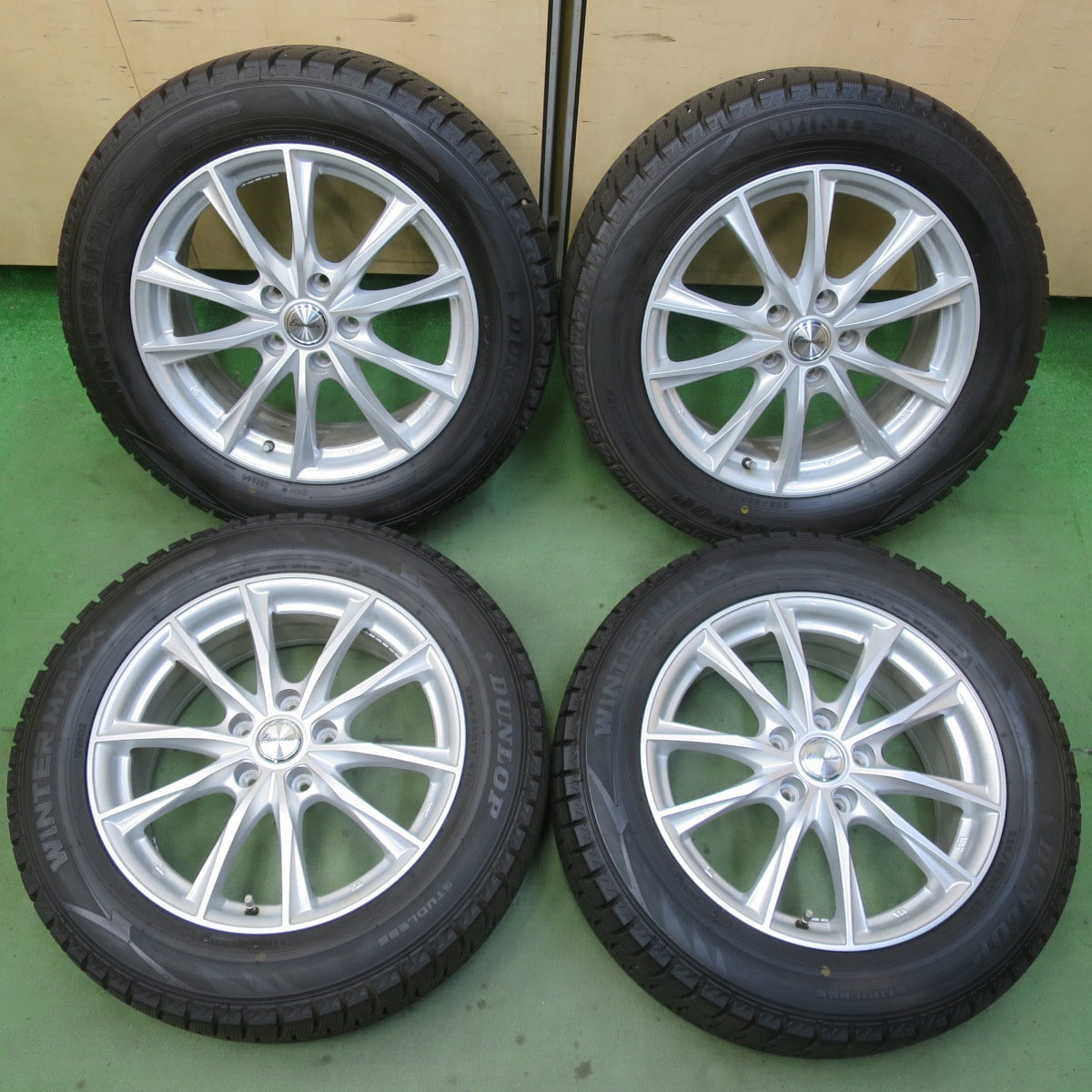 バリ溝！23年！キレイ！ほぼ10分◎スタッドレス 225/55R17 ダンロップ ウインターマックス WM02 Exceeder エクシーダー 17インチ PCD114.3/5H◎6091901イス