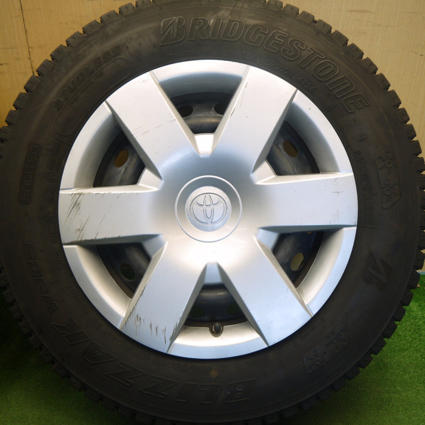 バリ溝！24年！9.5分◎トヨタ ハイエース 純正 スチール 185/75R15 106/104N スタッドレス ブリヂストン ブリザック W989 15インチ PCD139.7/6H◎6061008Hス