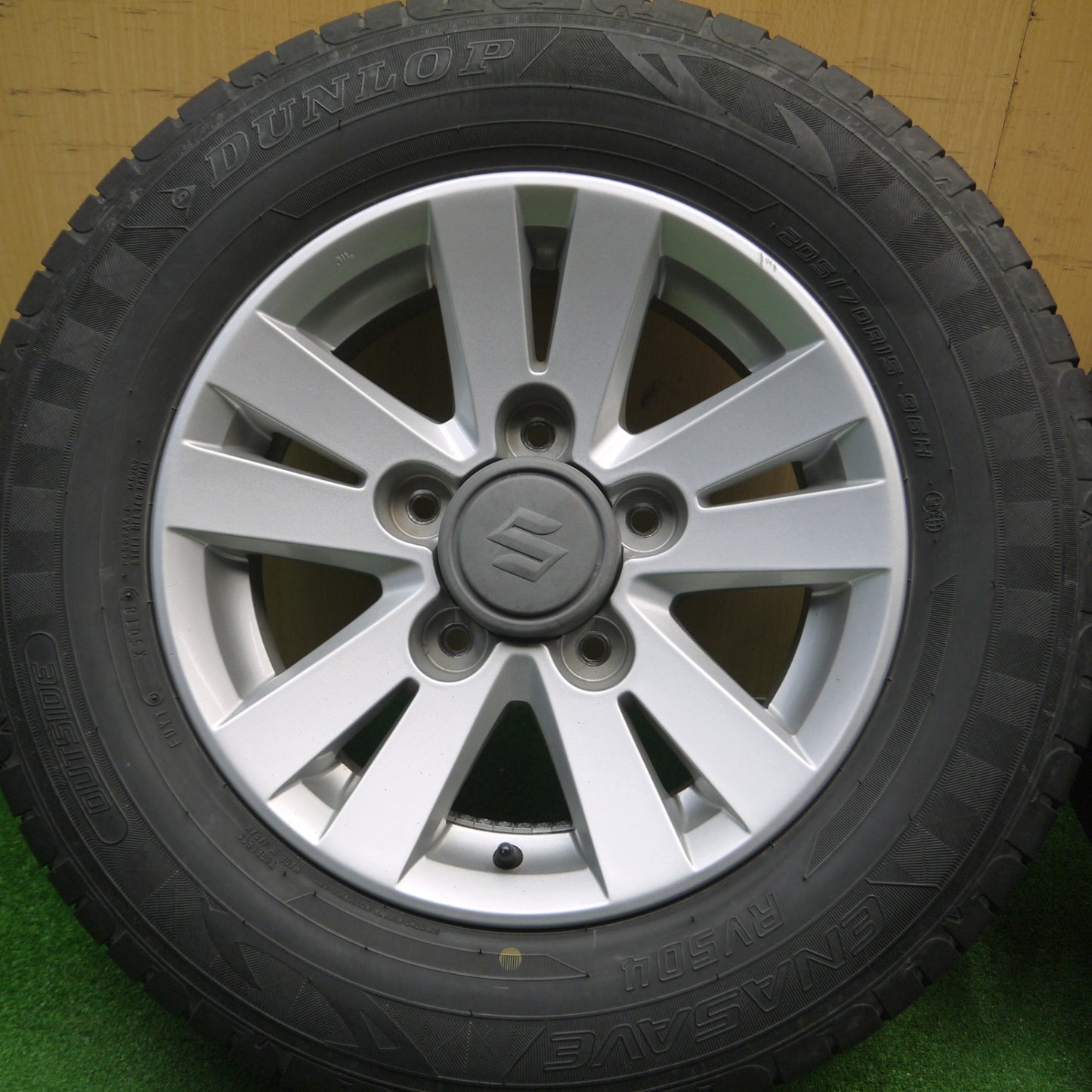 [送料無料] バリ溝！キレイ！9.5分★スズキ JB43W ジムニー シエラ 純正 205/70R15 ダンロップ エナセーブ RV504 15インチ PCD139.7/5H★4112202Hノ
