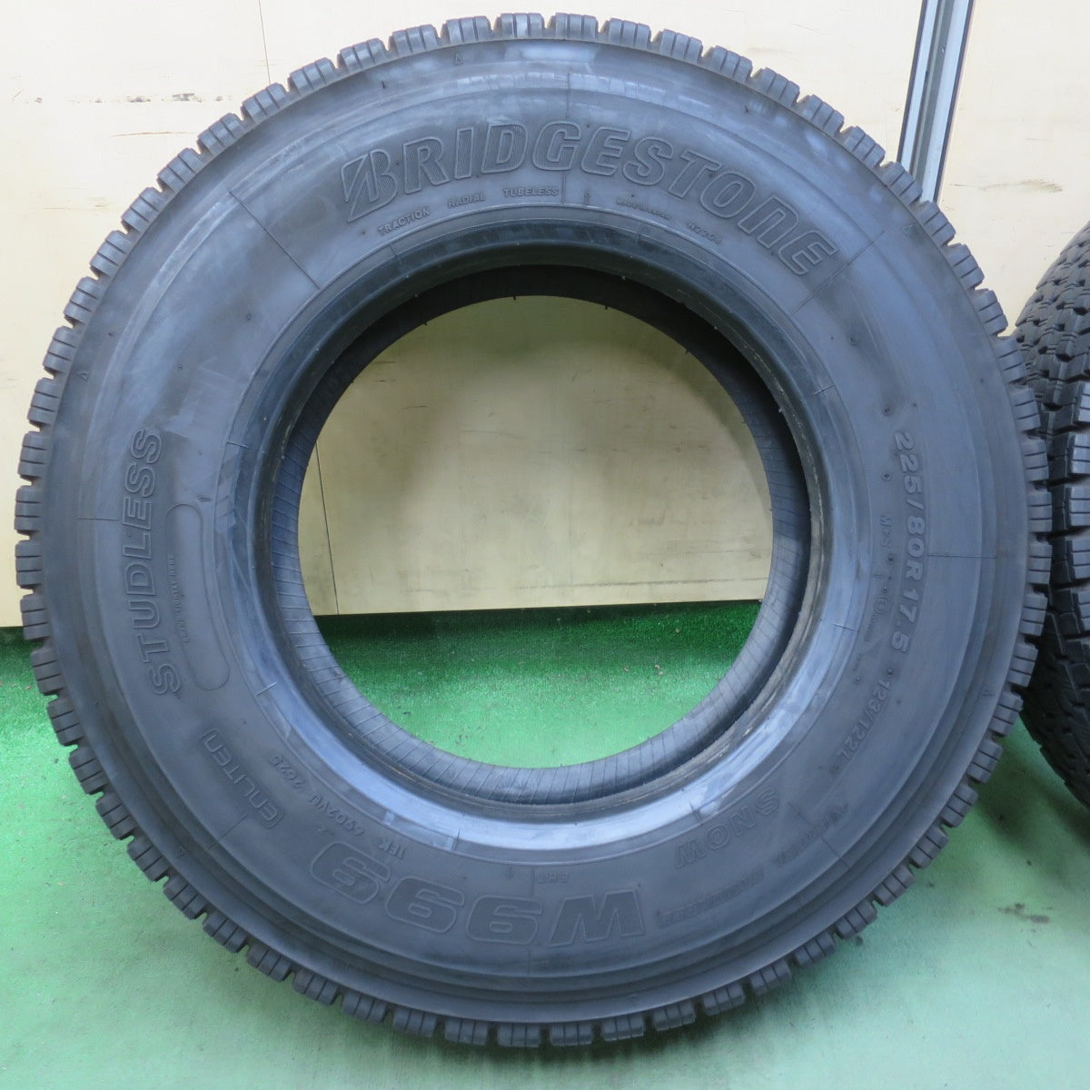 ほぼ未使用！25年！2本★トラック タイヤ 225/80R17.5 123/122L スタッドレス ブリヂストン W999 17.5インチ★6073001イスタ