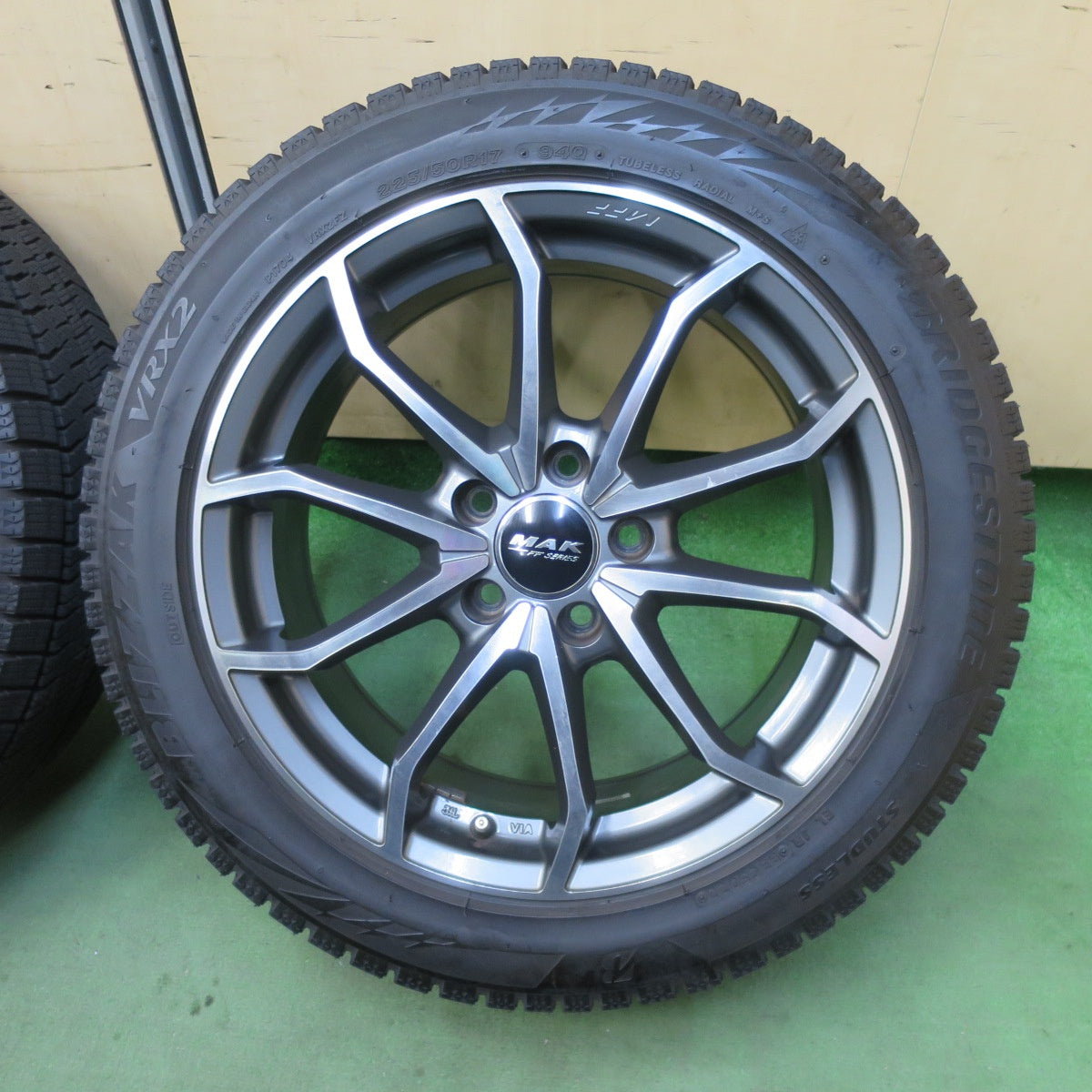 バリ溝！22年！9.5分★アウディ 等 MAK LOWE FF SERIES 225/50R17 スタッドレス ブリヂストン ブリザック VRX2 レーヴェ 17インチ PCD112/5H★5112813TTス