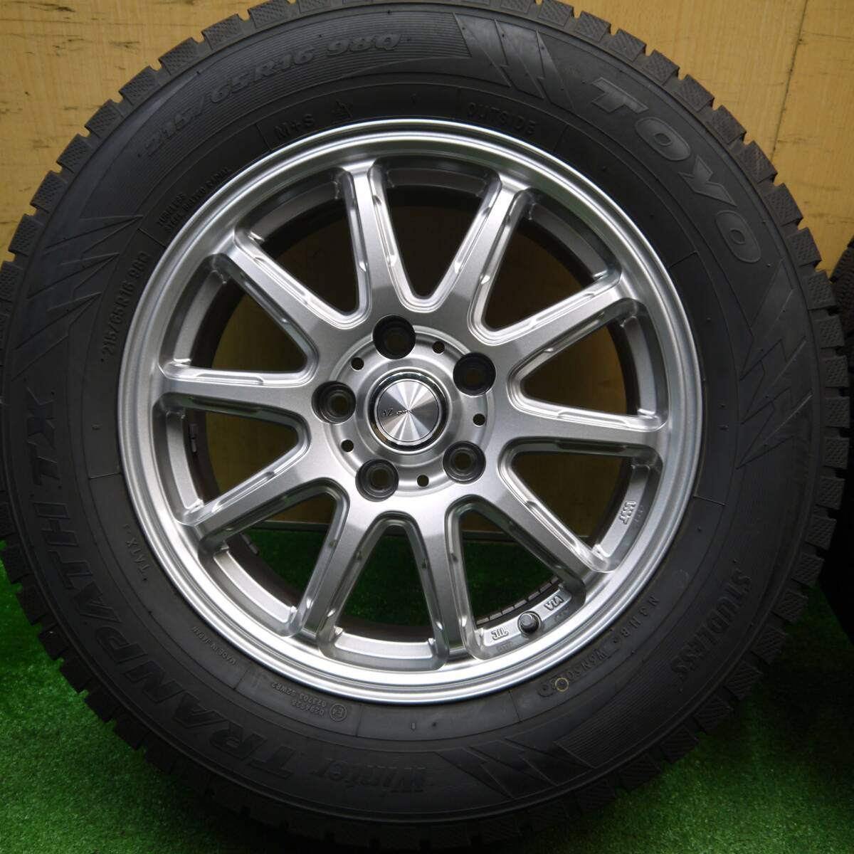 バリ溝！23年！キレイ！9.5分★スタッドレス 215/65R16 トーヨー ウインター トランパス TX AZ Sports AZスポーツ 16インチ PCD114.3/5H★5111801Hス