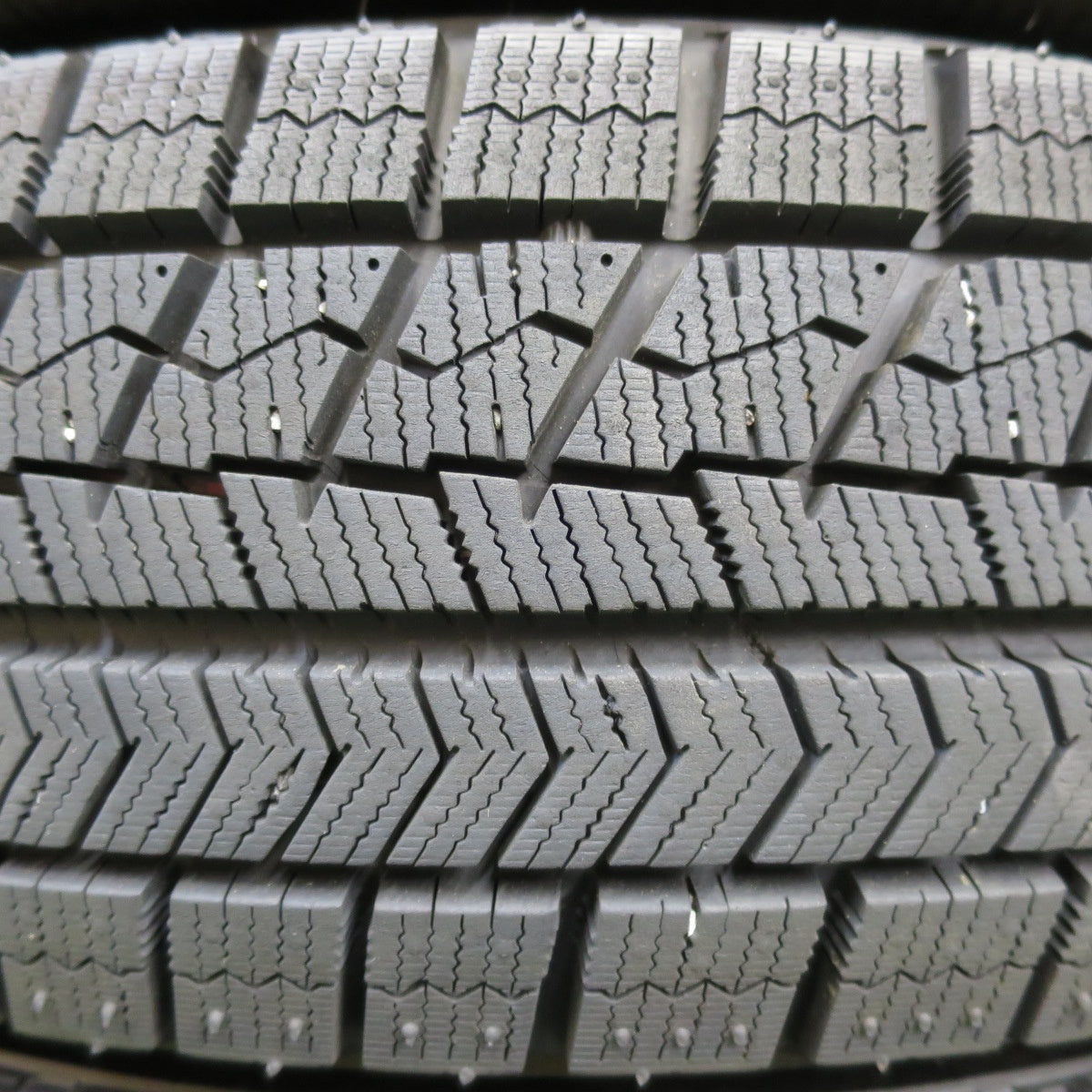 [送料無料] バリ溝！9.5分以上★スタッドレス 165/65R15 ブリヂストン ブリザック VRX タイヤ 15インチ デリカD2 ソリオ ハスラー タフト等★4110508イスタ
