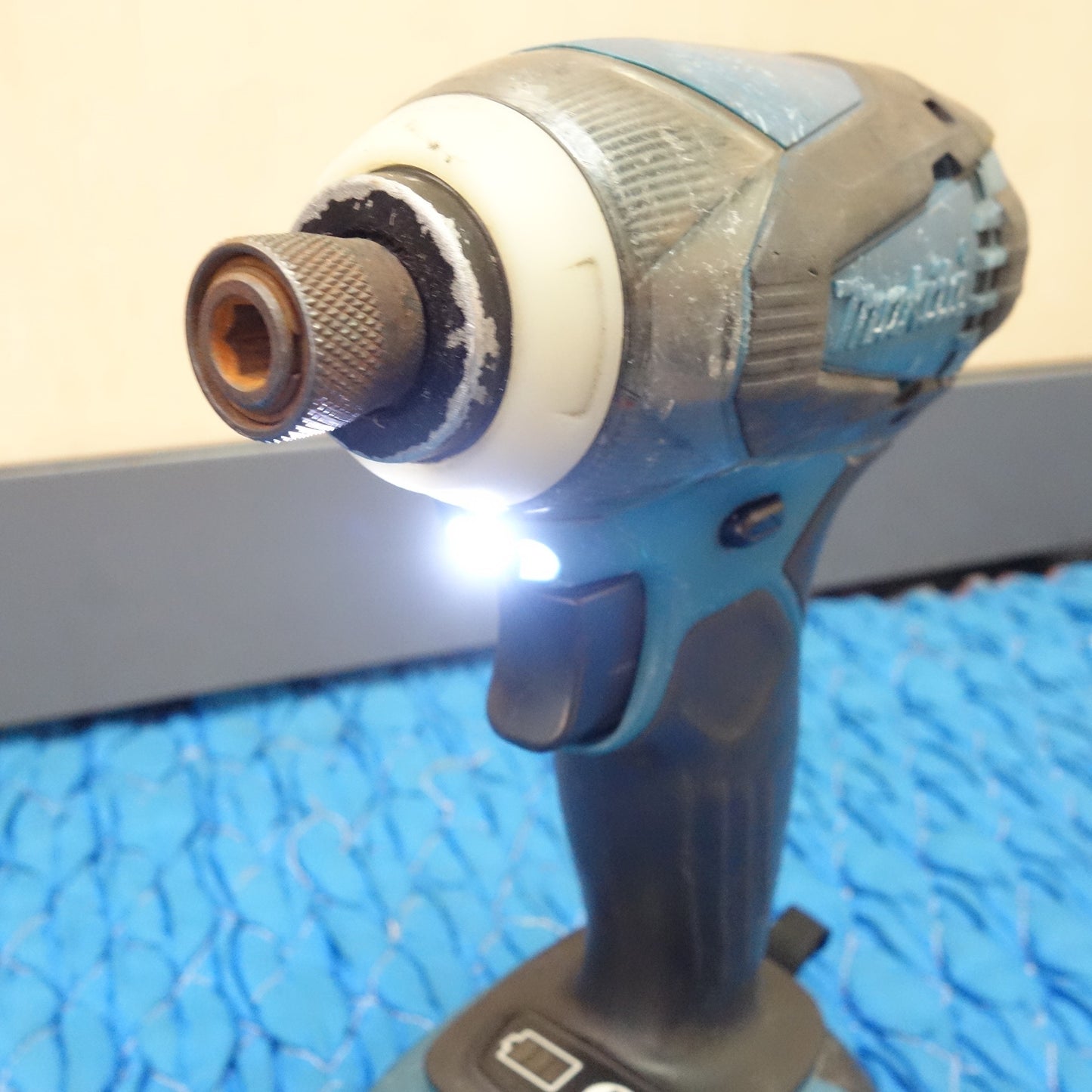 [送料無料] ☆マキタ 充電式 インパクト ドライバ 18V TD146D バッテリー付き 電動 工具☆