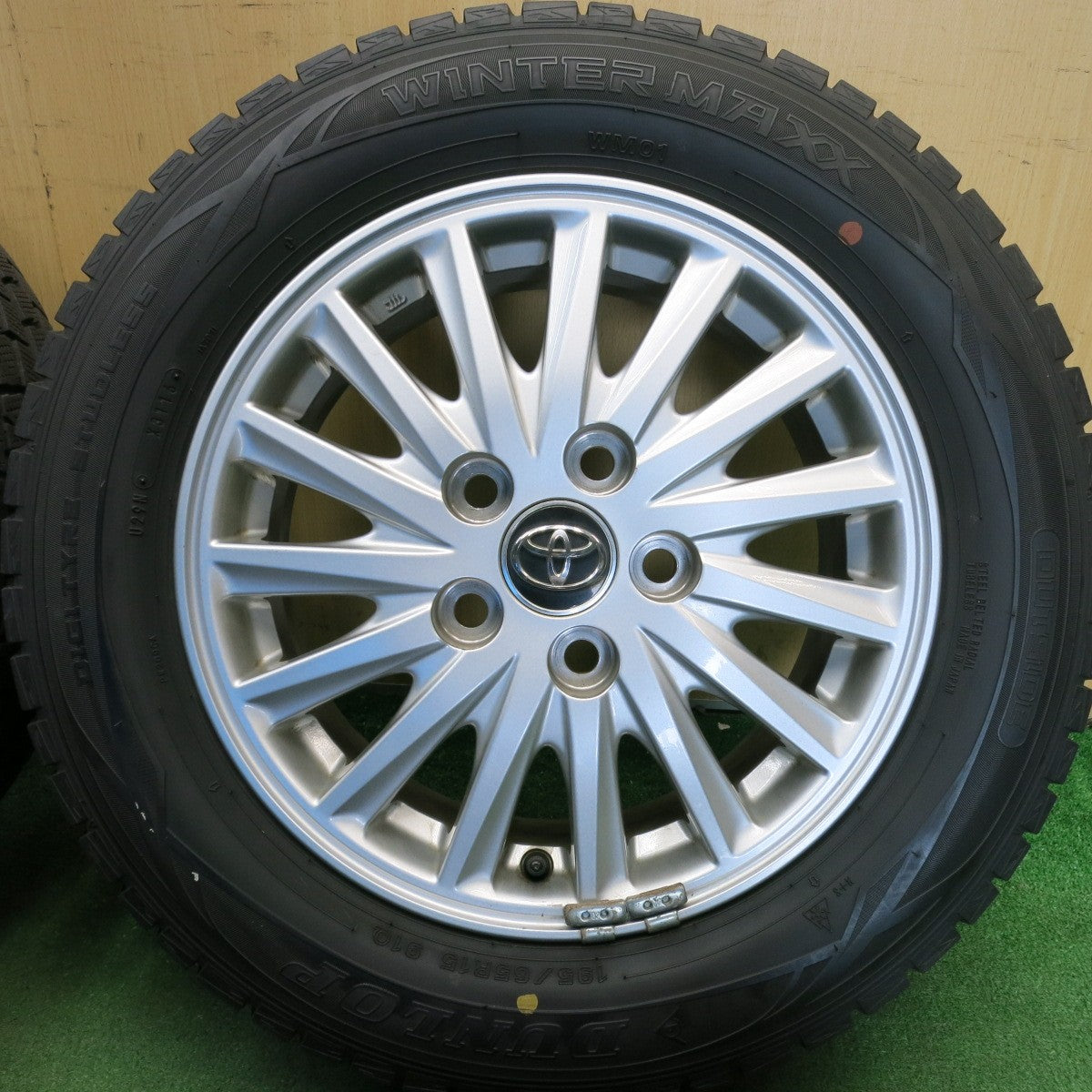バリ溝！キレイ！9分★トヨタ 80系 ノア ヴォクシー 純正 195/65R15 スタッドレス ダンロップ ウインターマックス WM01 15インチ PCD114.3/5H★6052402HAス