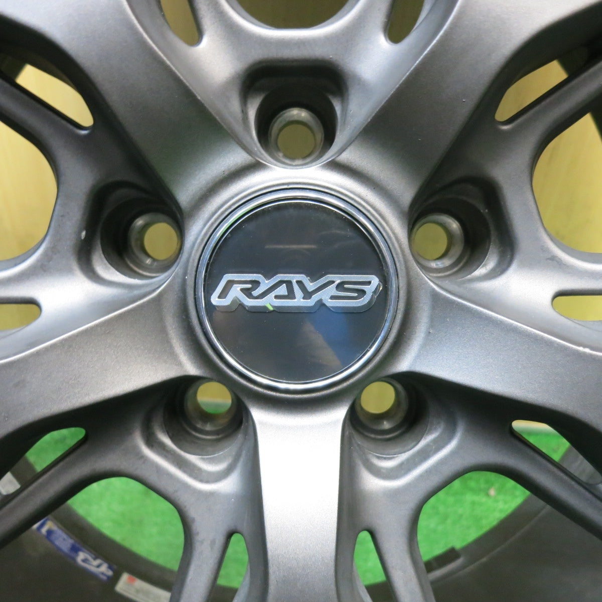 バリ溝！24年！キレイ！9.5分以上◎RAYS VERSUS VV21S 225/55R18 スタッドレス ヨコハマ アイスガード iG70 レイズ ベルサス 18インチ PCD114.3/5H◎6091301HAス