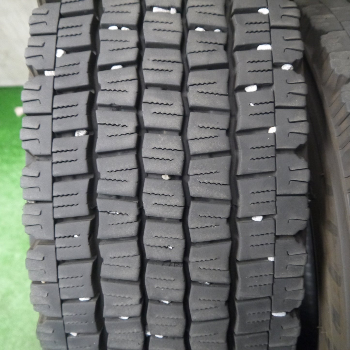 バリ溝！25年！8.5分！2本★トラック タイヤ 245/70R19.5 136/134J スタッドレス ダンロップ デクテス SP081 DECTES 19.5インチ★6052903KKスタ