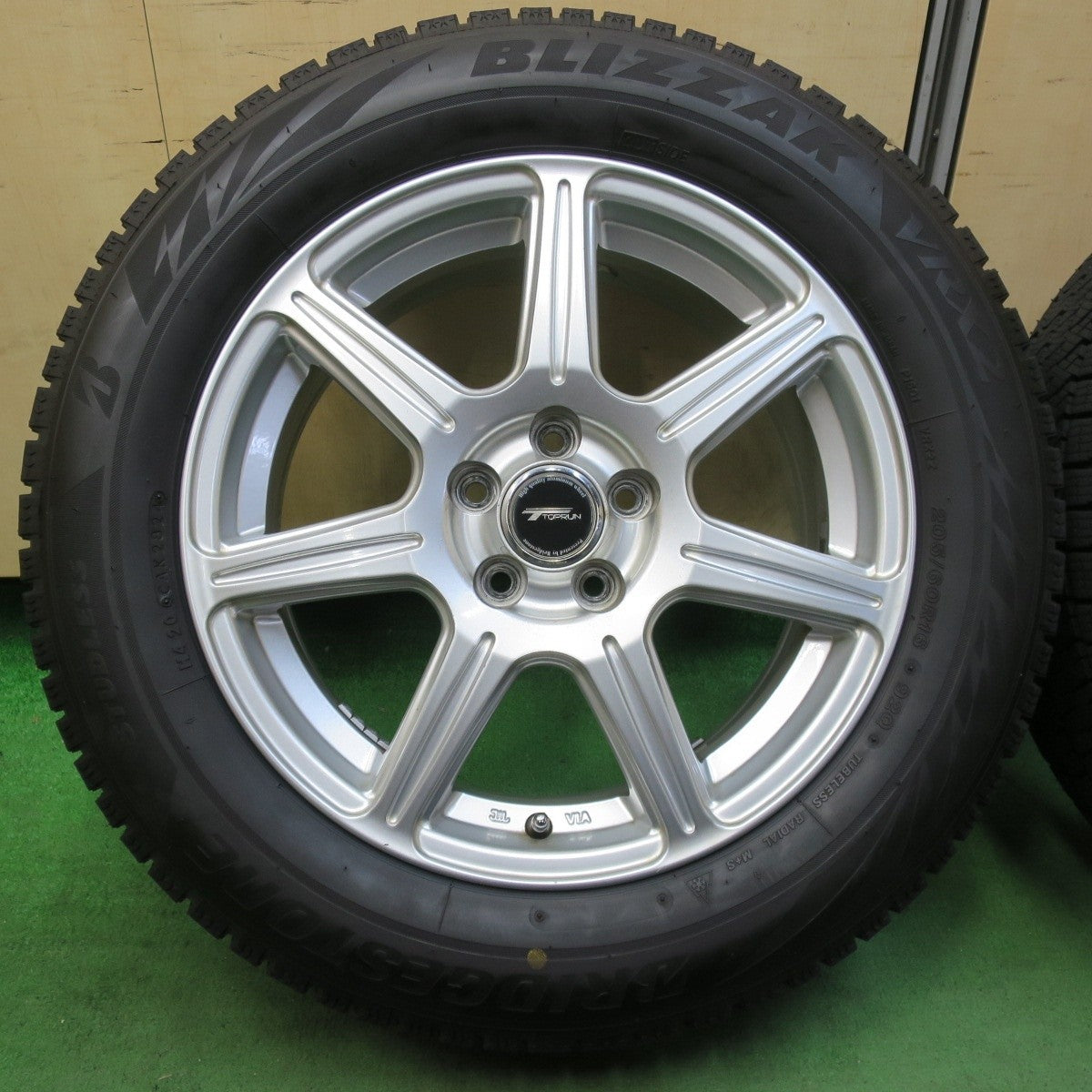バリ溝！24年！ほぼ10分★レガシィ 等 205/60R16 スタッドレス ブリヂストン ブリザック VRX2 TOPRUN トップラン 16インチ PCD100/5H★5032608イス