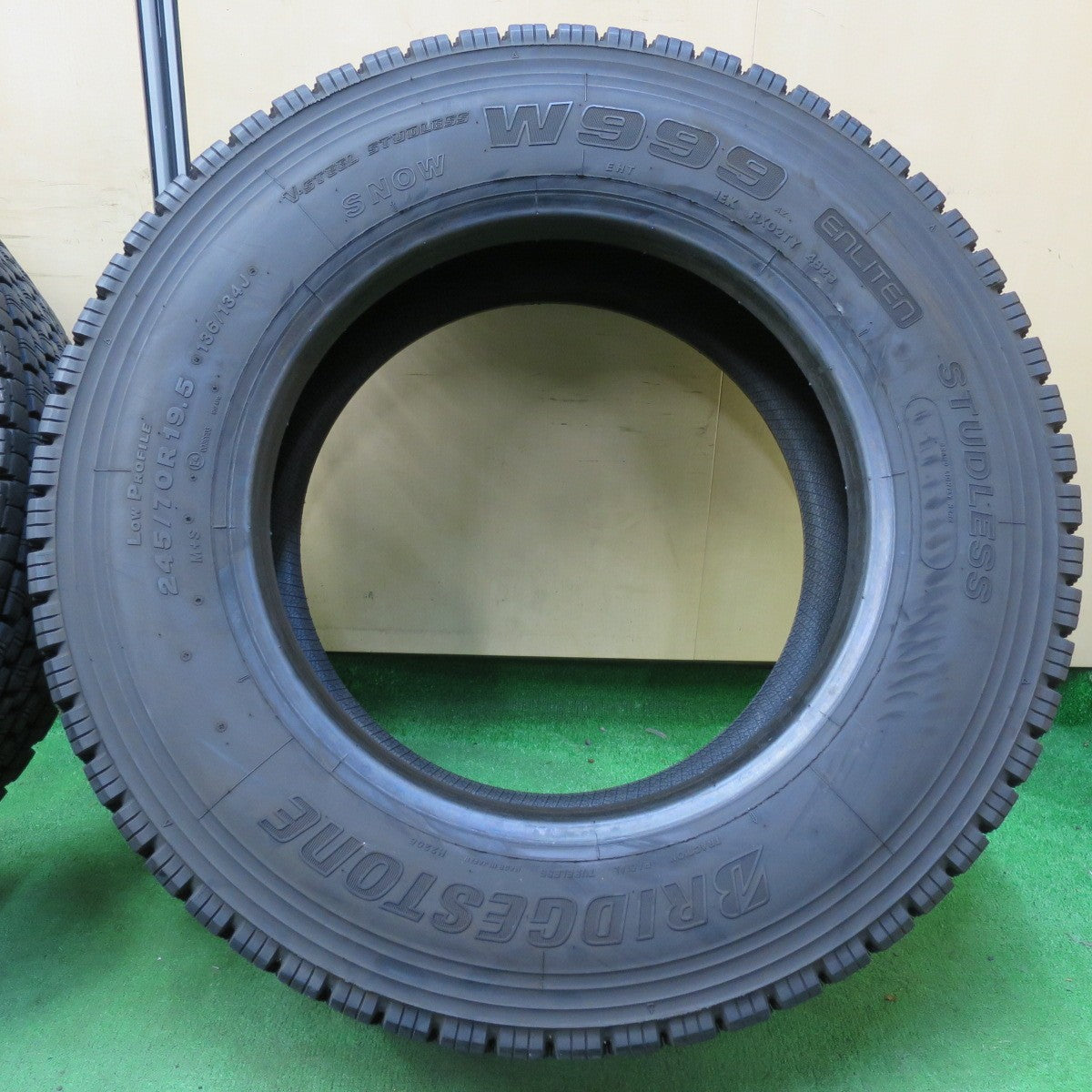 *送料無料*バリ溝！23年！9.5分★トラック タイヤ 245/70R19.5 136/134J スタッドレス ブリヂストン W999 19.5インチ★4080206イスタ
